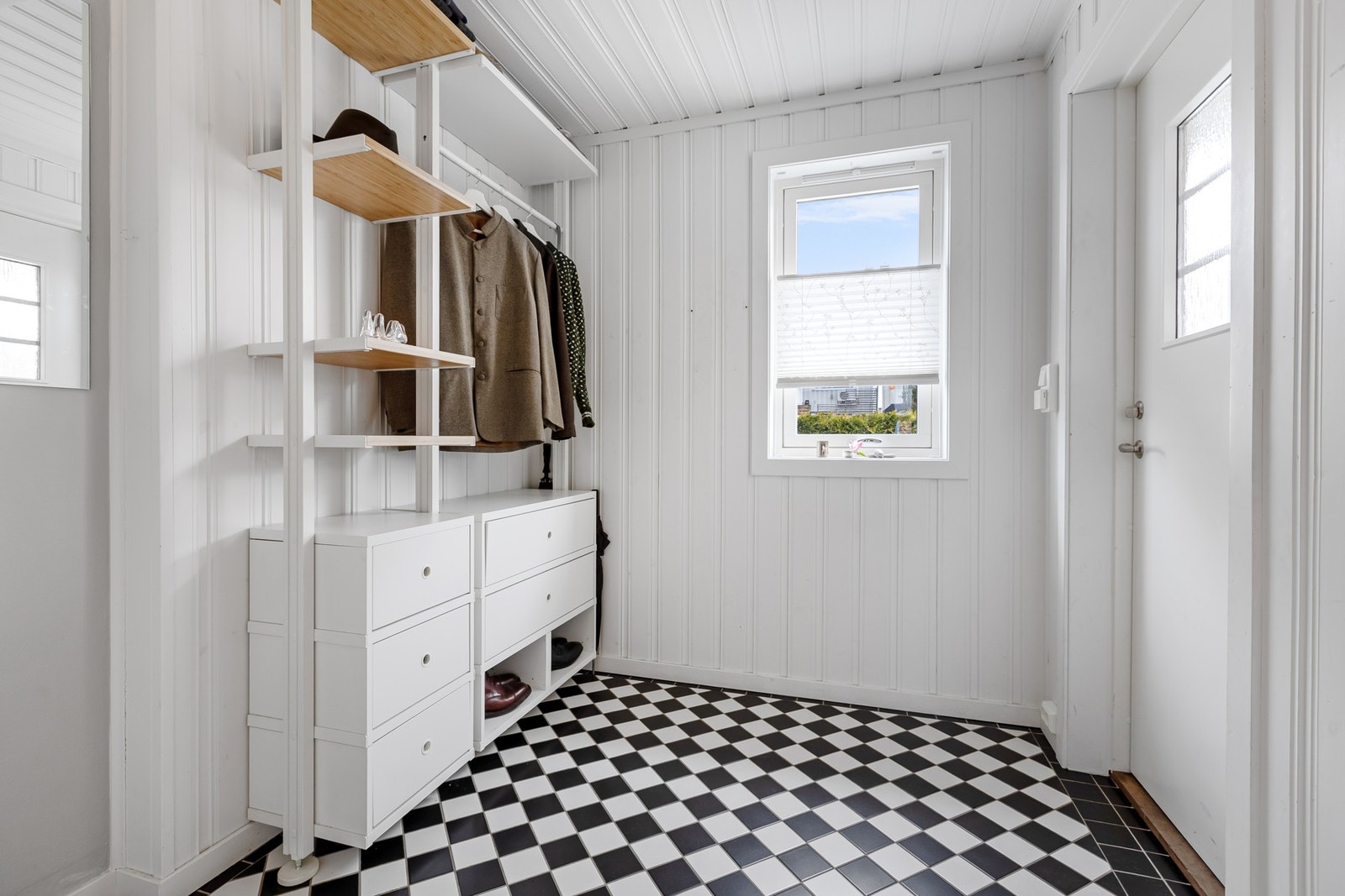 Lys og innbydende entré med plass til yttertøy og sko. Det er varmekabler i gulvet. Galleribilde