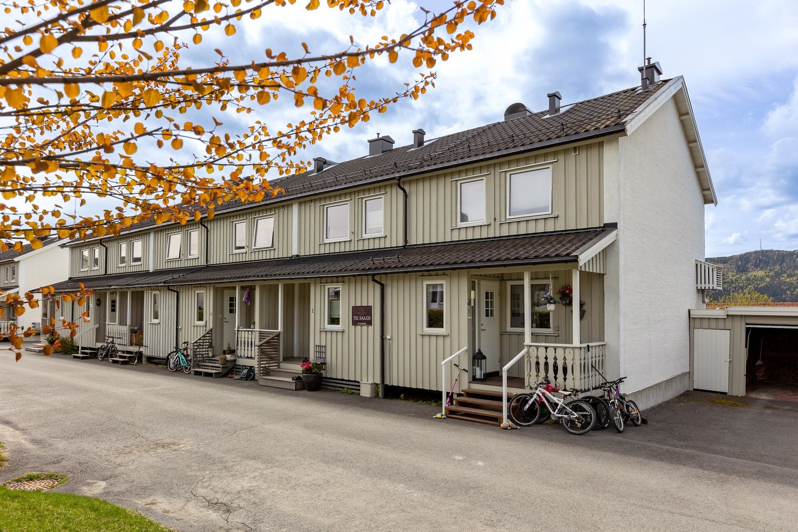 Det er en biloppstillingsplass ved inngangspartiet. Gjesteparkering på anviste plasser. Galleribilde