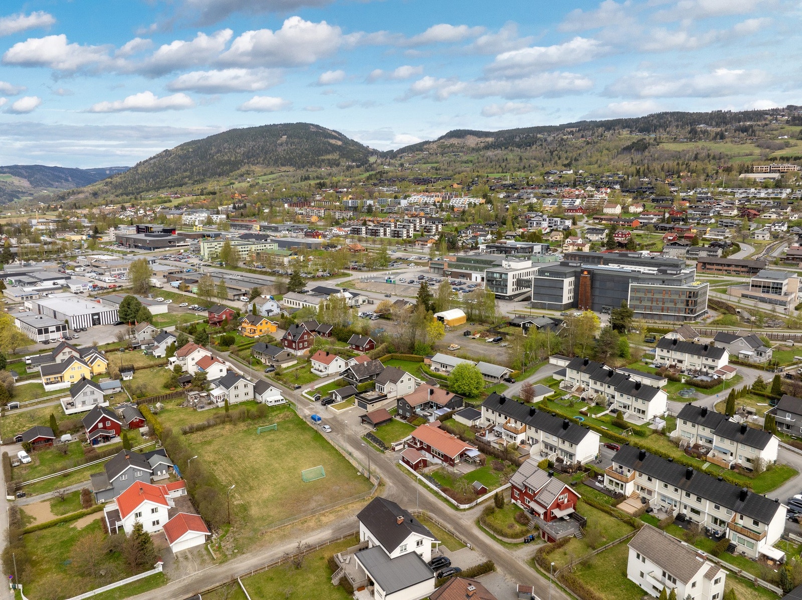 Her bor du skjermet i et område preget av eneboliger og tomannsboliger, uten gjennomgangstrafikk. Galleribilde