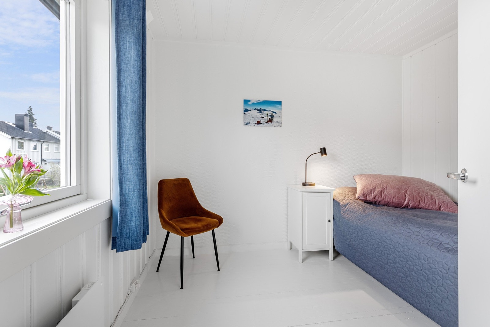 Soverom to er noe mindre men god plass til seng og tilhørende møbler. Galleribilde