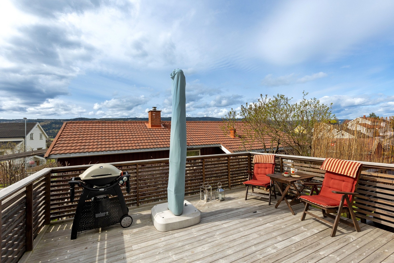 Fra stuen er det direkte utgang til en stor, delvis overbygget terrasseplatting Galleribilde