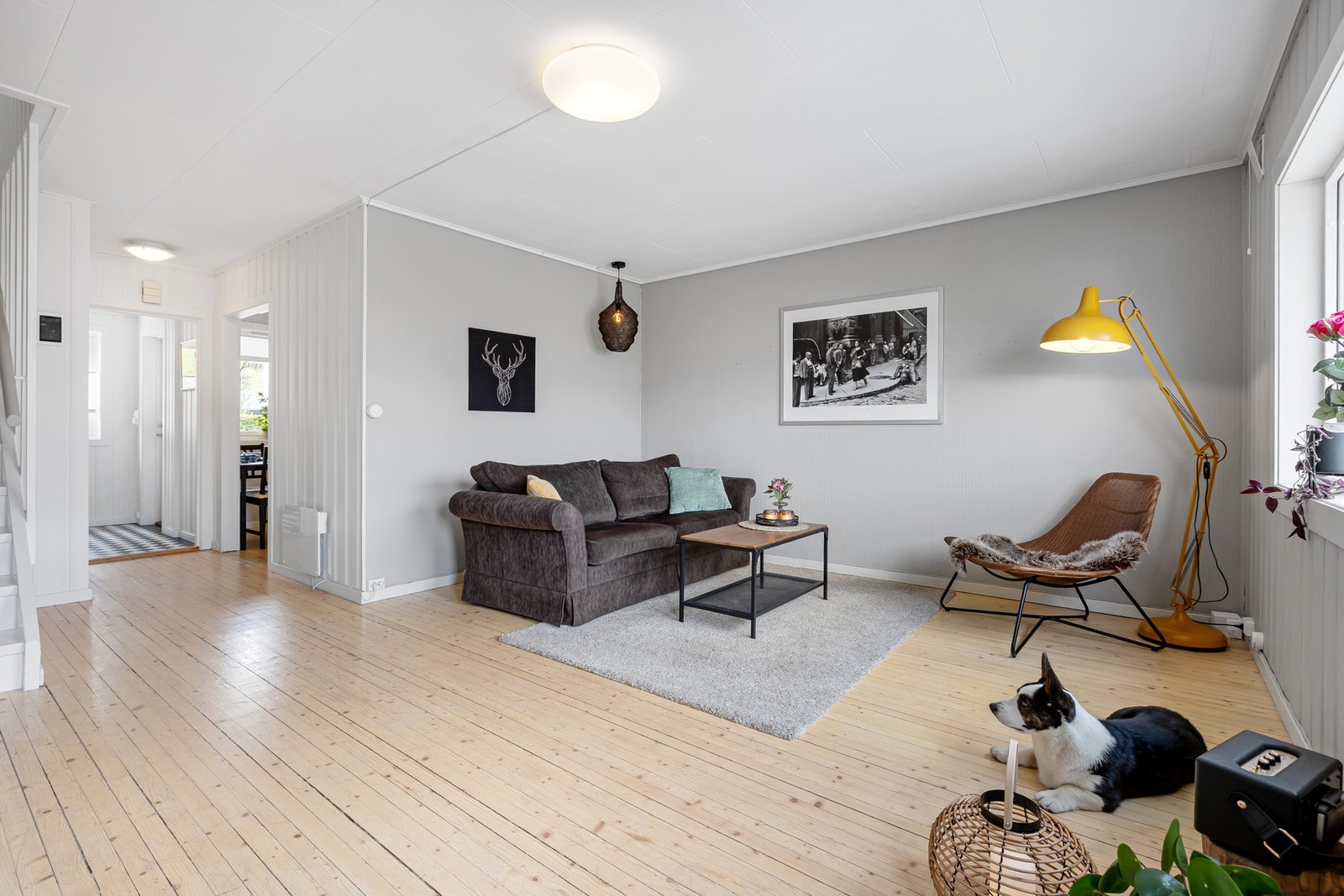 Dette er en lys og velholdt leilighet over to plan med kjeller. Galleribilde