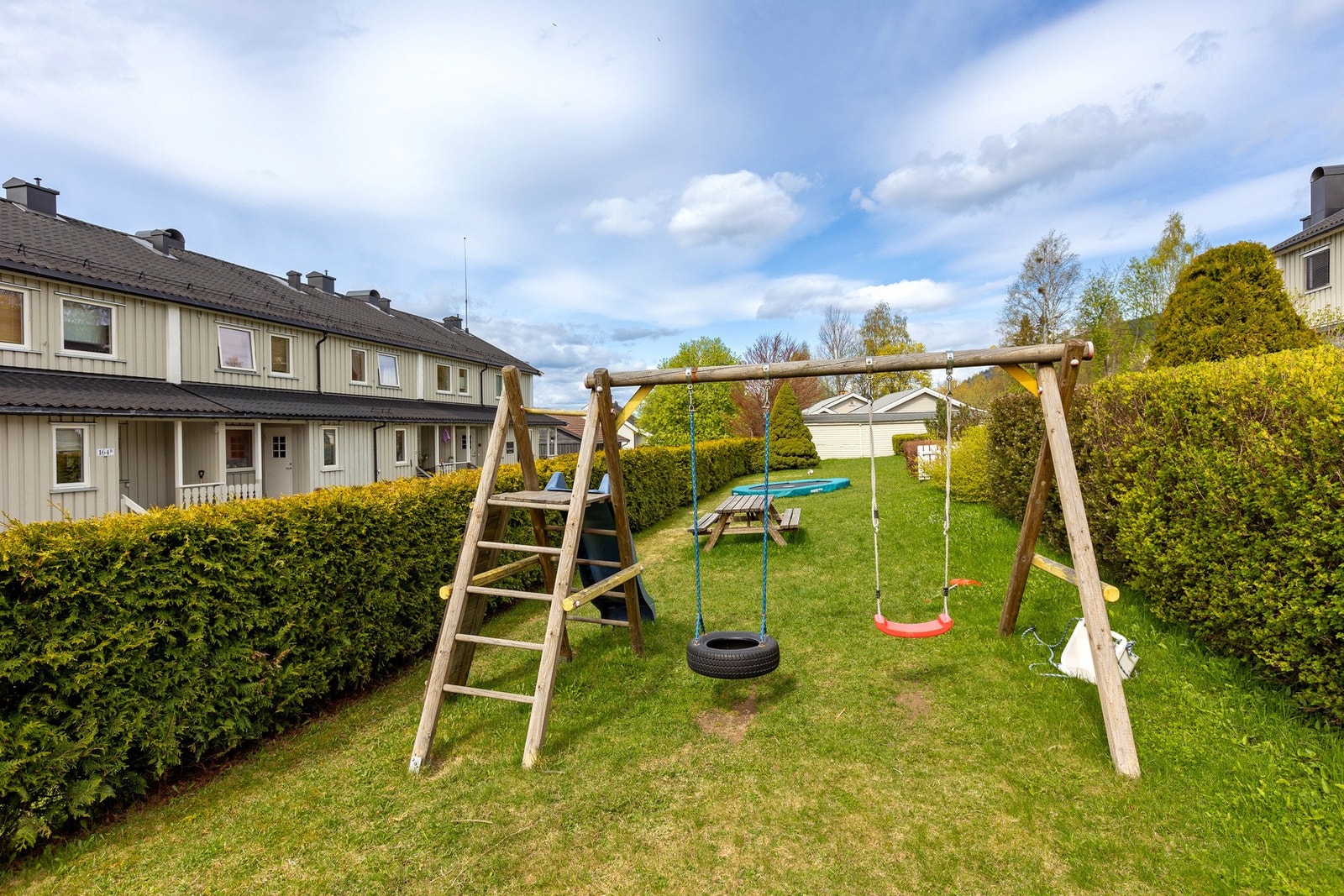 God boltreplass for de minste med en felles lekeplass med huskestativ. Galleribilde