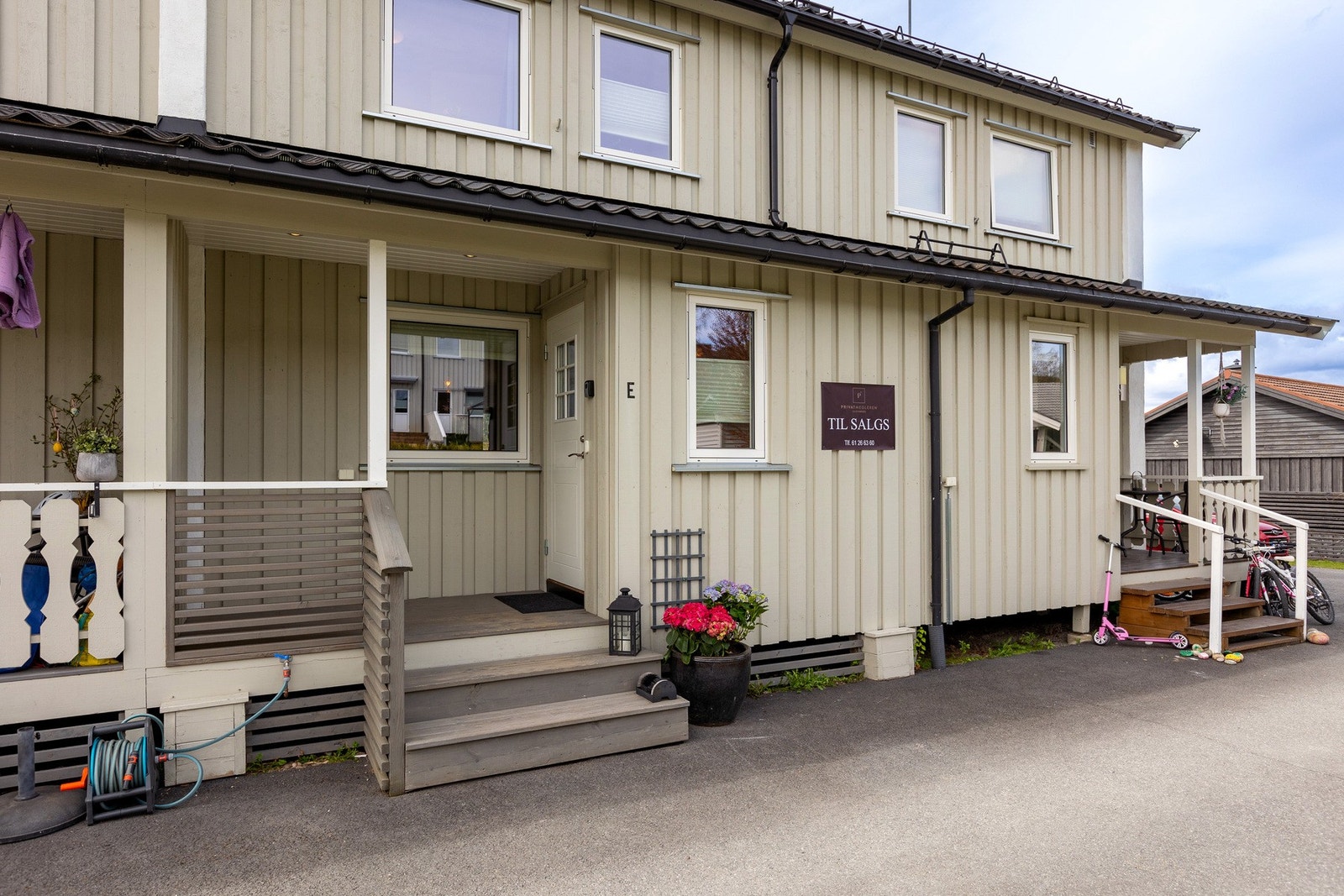 Koselig inngangsparti som er takoverbygd. Galleribilde