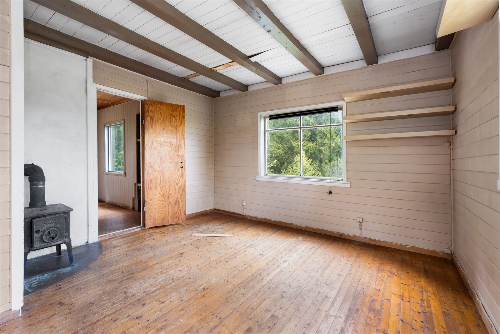 Dette er en eldre hytte med behov for modernisering/oppussing/renovasjon. Galleribilde