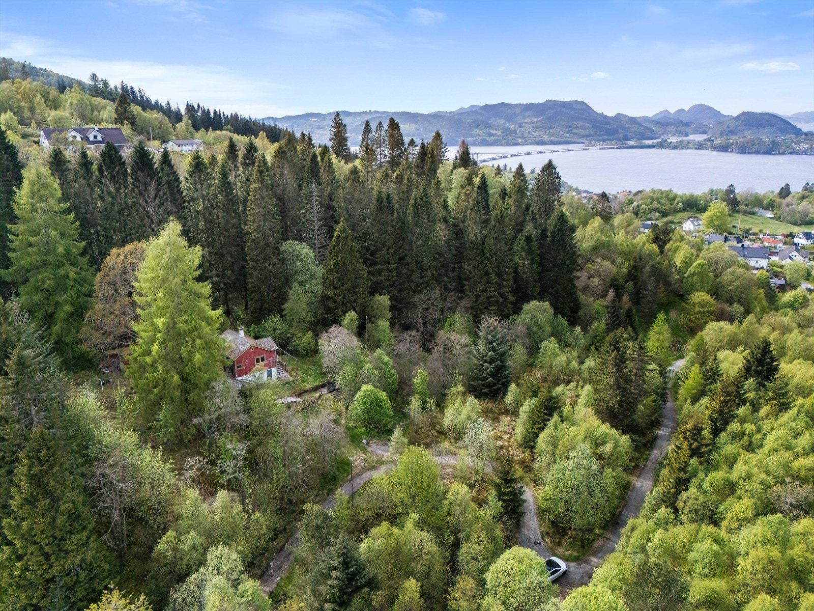 Kort vei til butikker på Hylkje og kun kort kjøretur til Åsane samt Bergen. Galleribilde