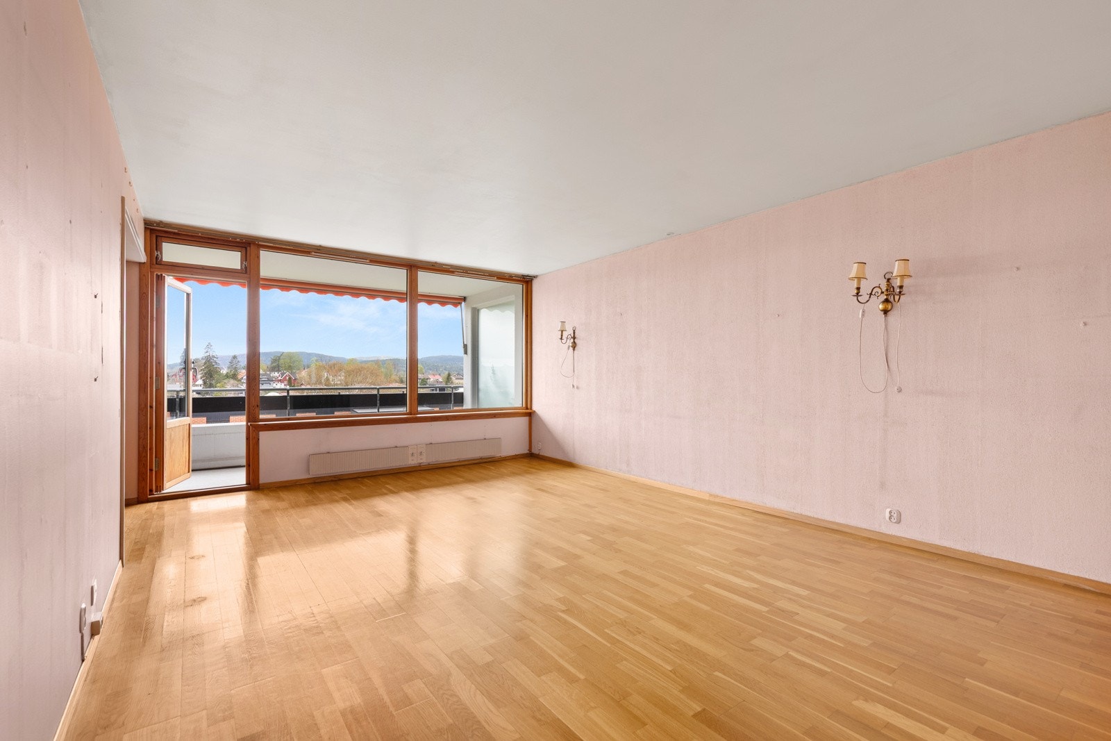 Leiligheten er gjennomgående og byr på en praktisk planløsning som muliggjør etablering av flere soverom. Galleribilde