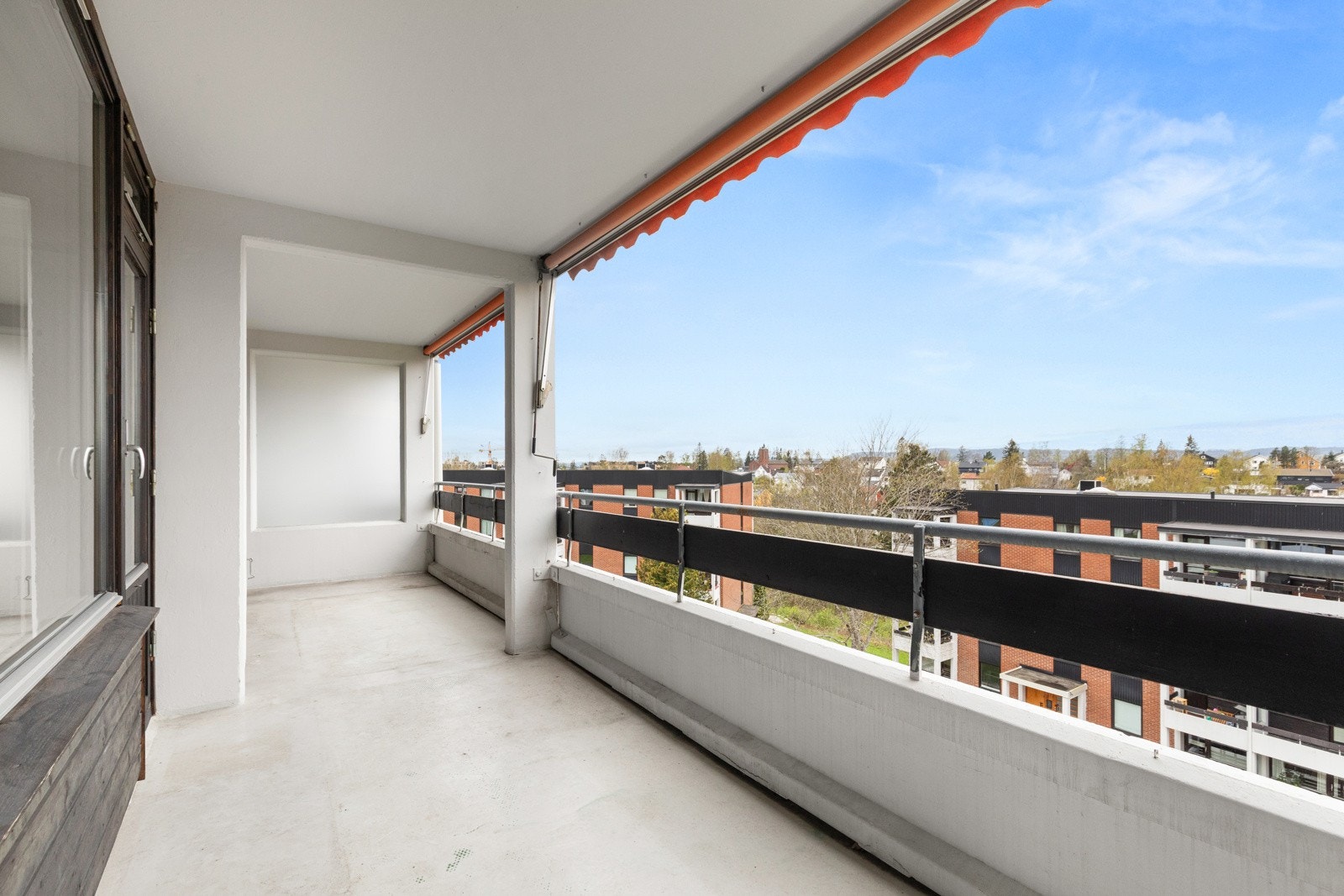 Stor solrik balkong på over 14 kvm med god plass til flere utesalonger. Galleribilde