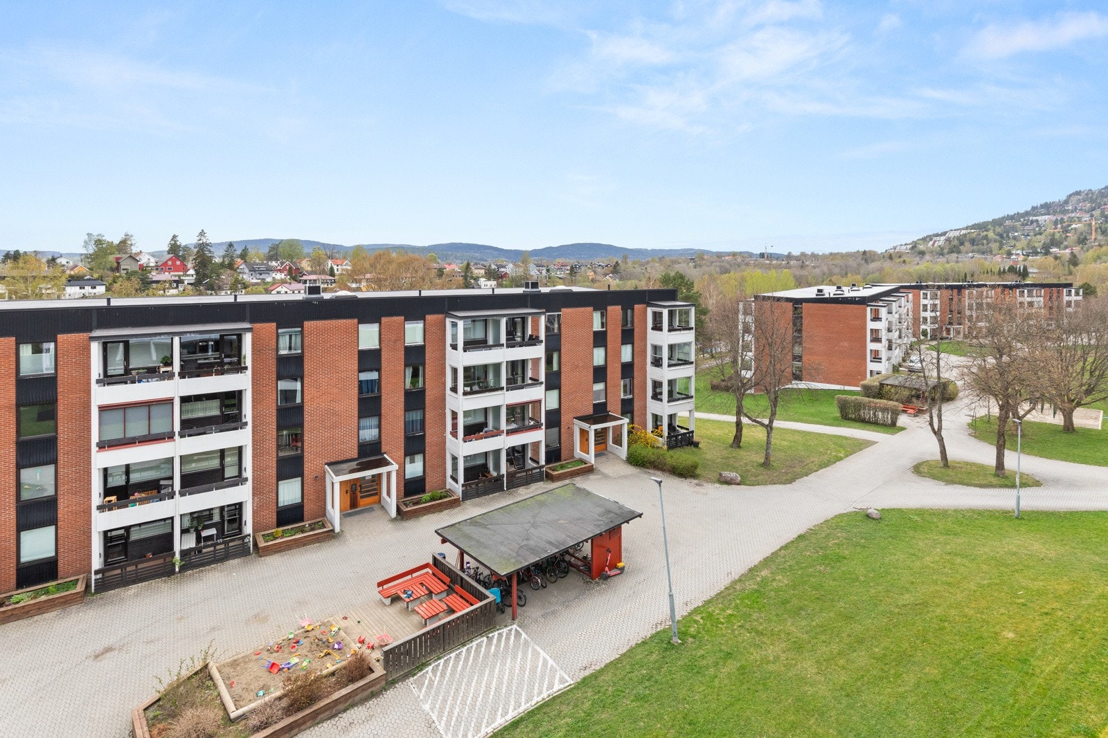 Svært gode sol- og utsiktsforhold fra balkongen! Galleribilde