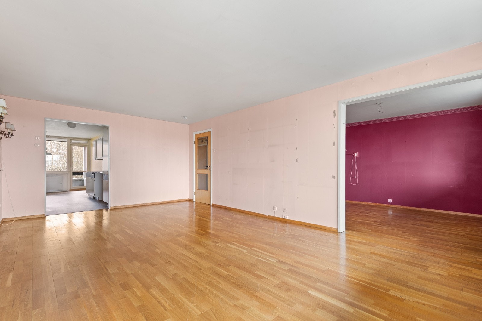 Stor stue med god plass til stor sofasalong, spisestue og øvrig stuemøblement. Galleribilde