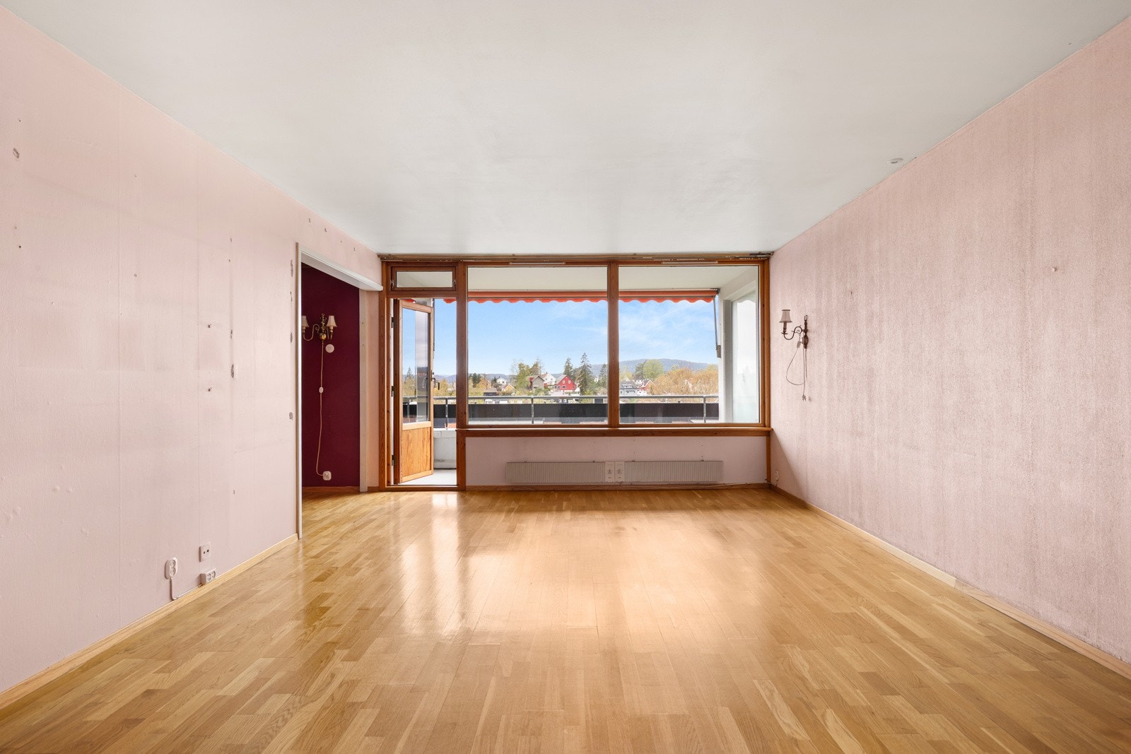 Fra stuen har man utgang til den store balkongen som byr på svært gode sol- og utsiktsforhold!. Galleribilde