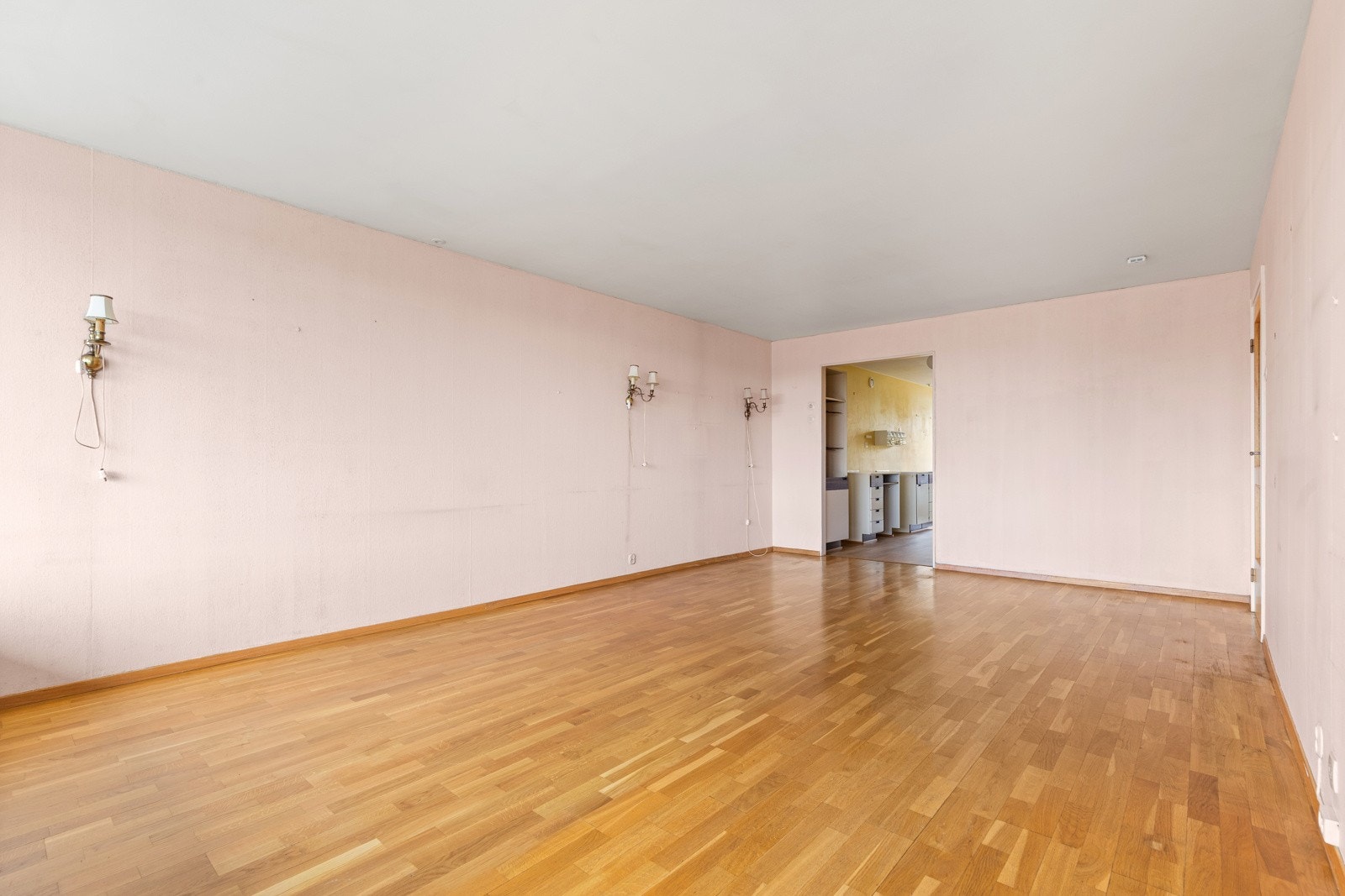 Stor stue med god plass til stor sofasalong, spisestue og øvrig stuemøblement. Galleribilde