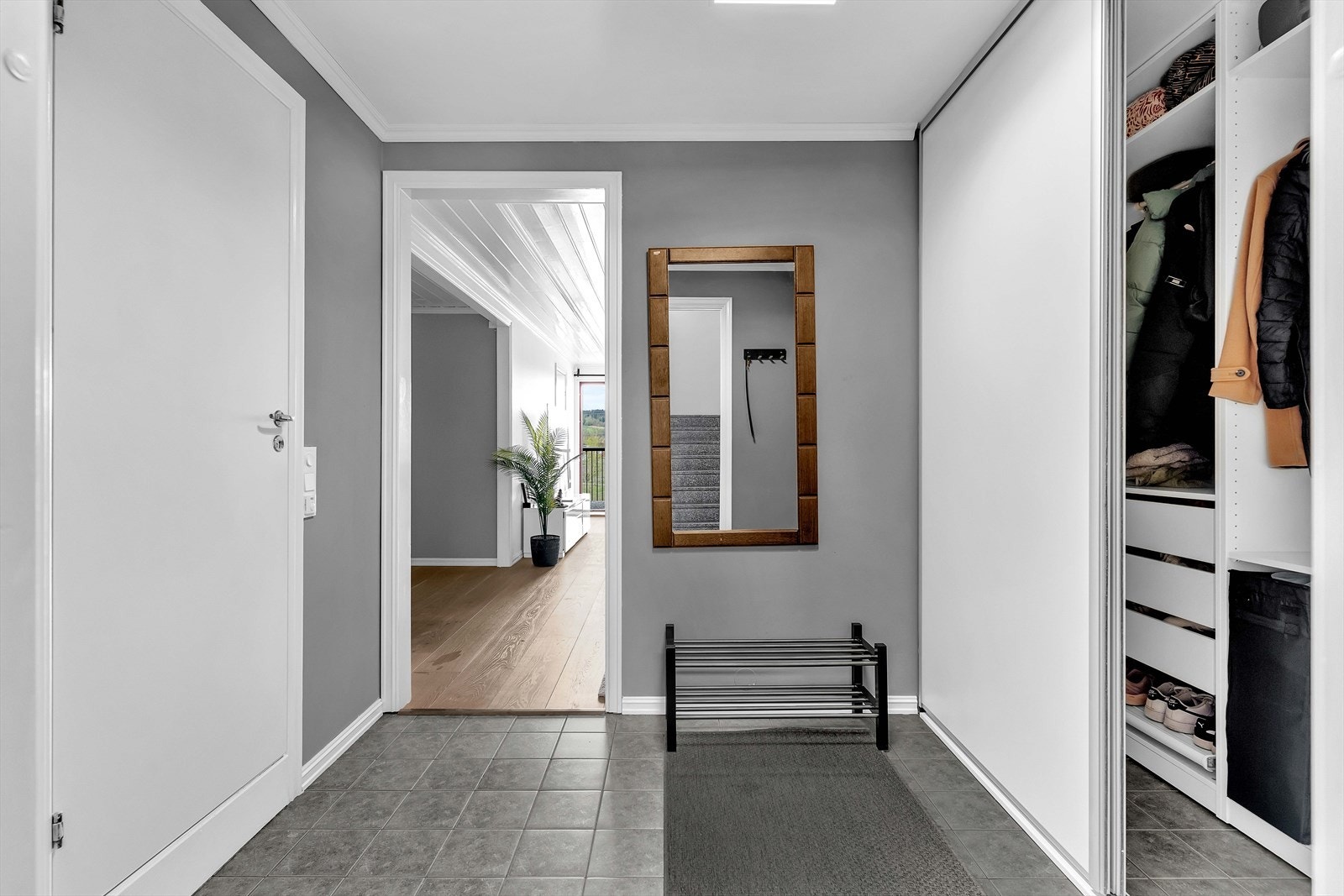 Innbydende entré med stor skyvedørsgarderobe og godt med gulvplass! Galleribilde