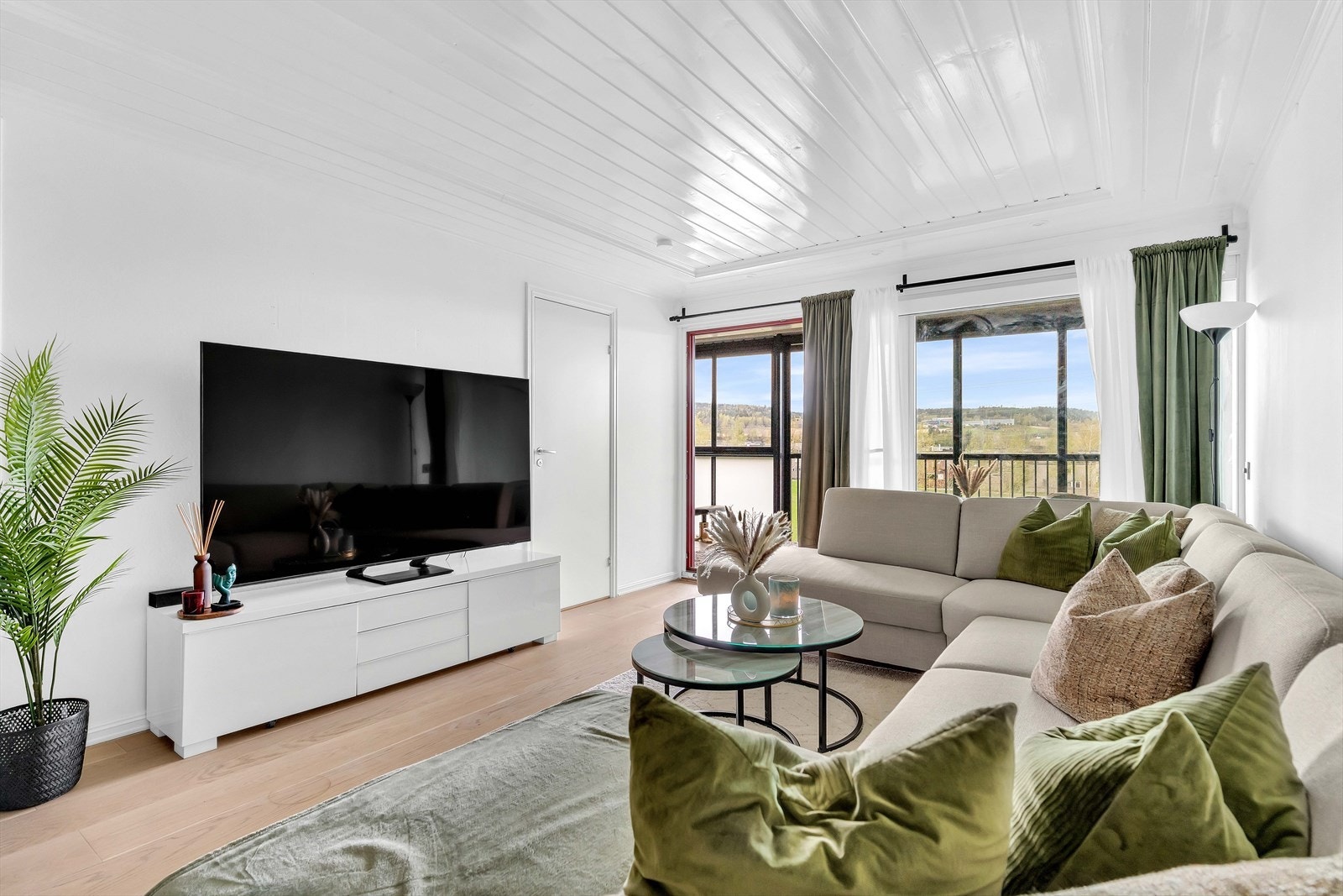 De store vindusflatene slipper inn rikelig med naturlig lys i stuen. Galleribilde