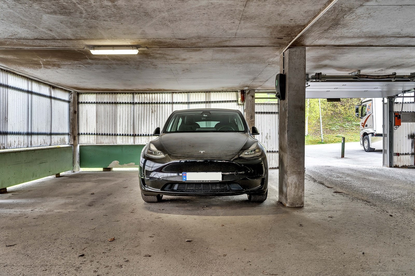 Leiligheten disponerer en garasjeplass med lader. Galleribilde