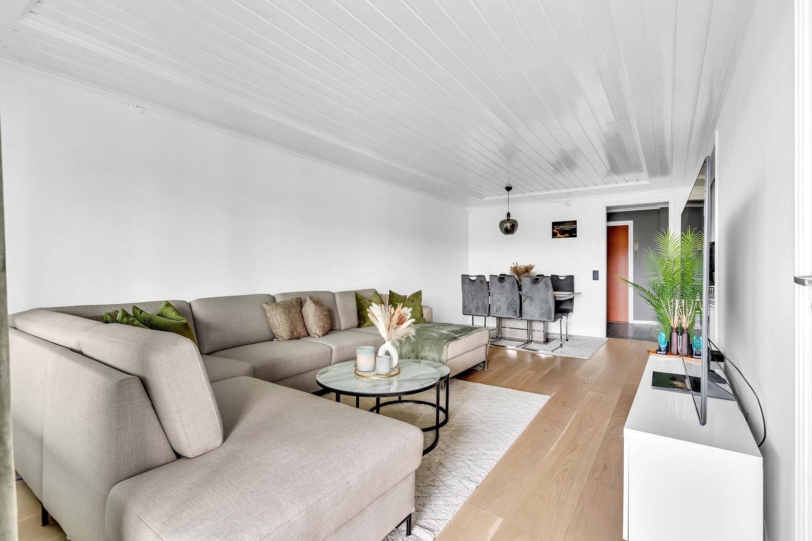 Her er det gode innredningsmuligheter for en stor sofagruppe med tilhørende mediemøblement. Galleribilde