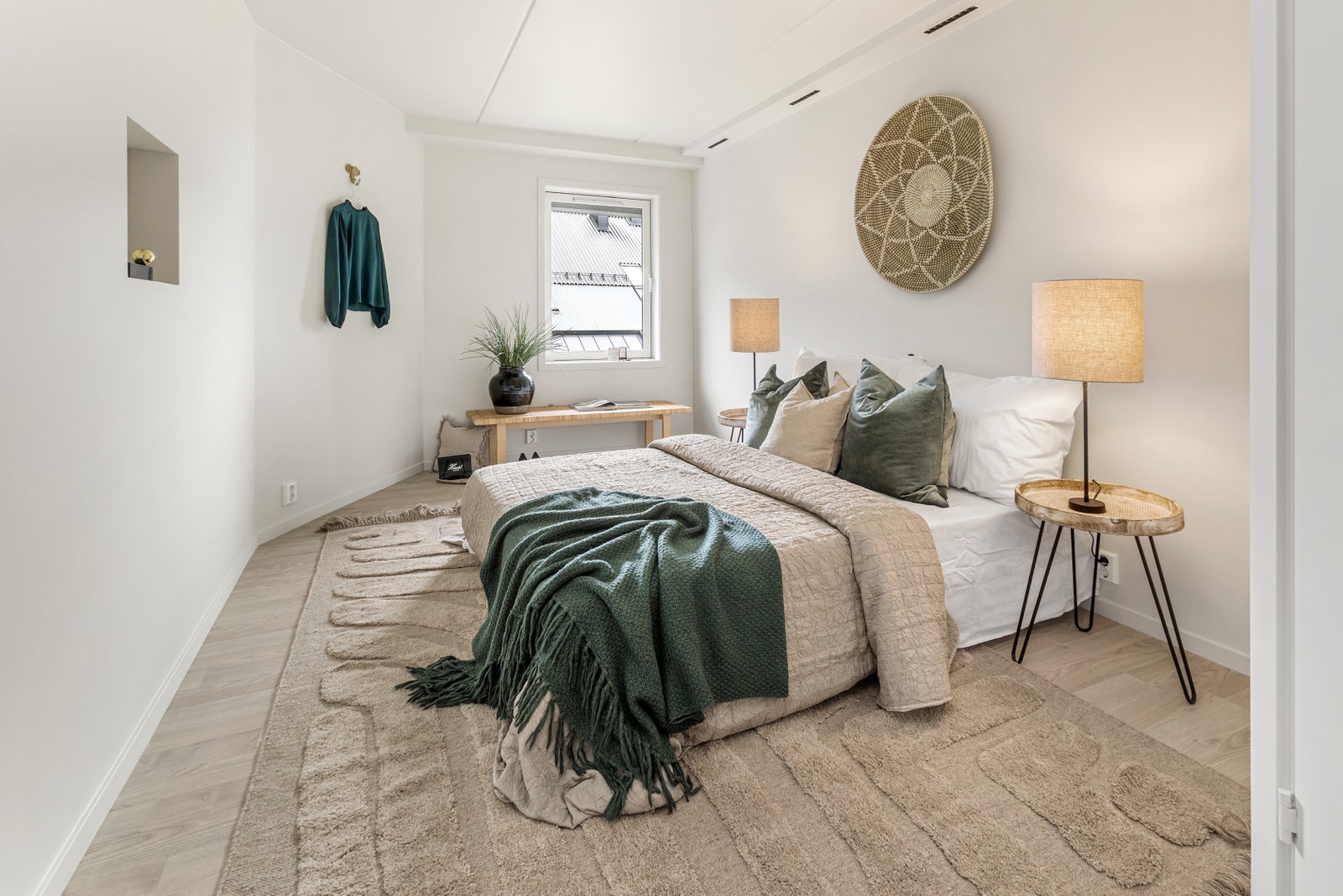 Suiten vist med dobbeltseng. Galleribilde