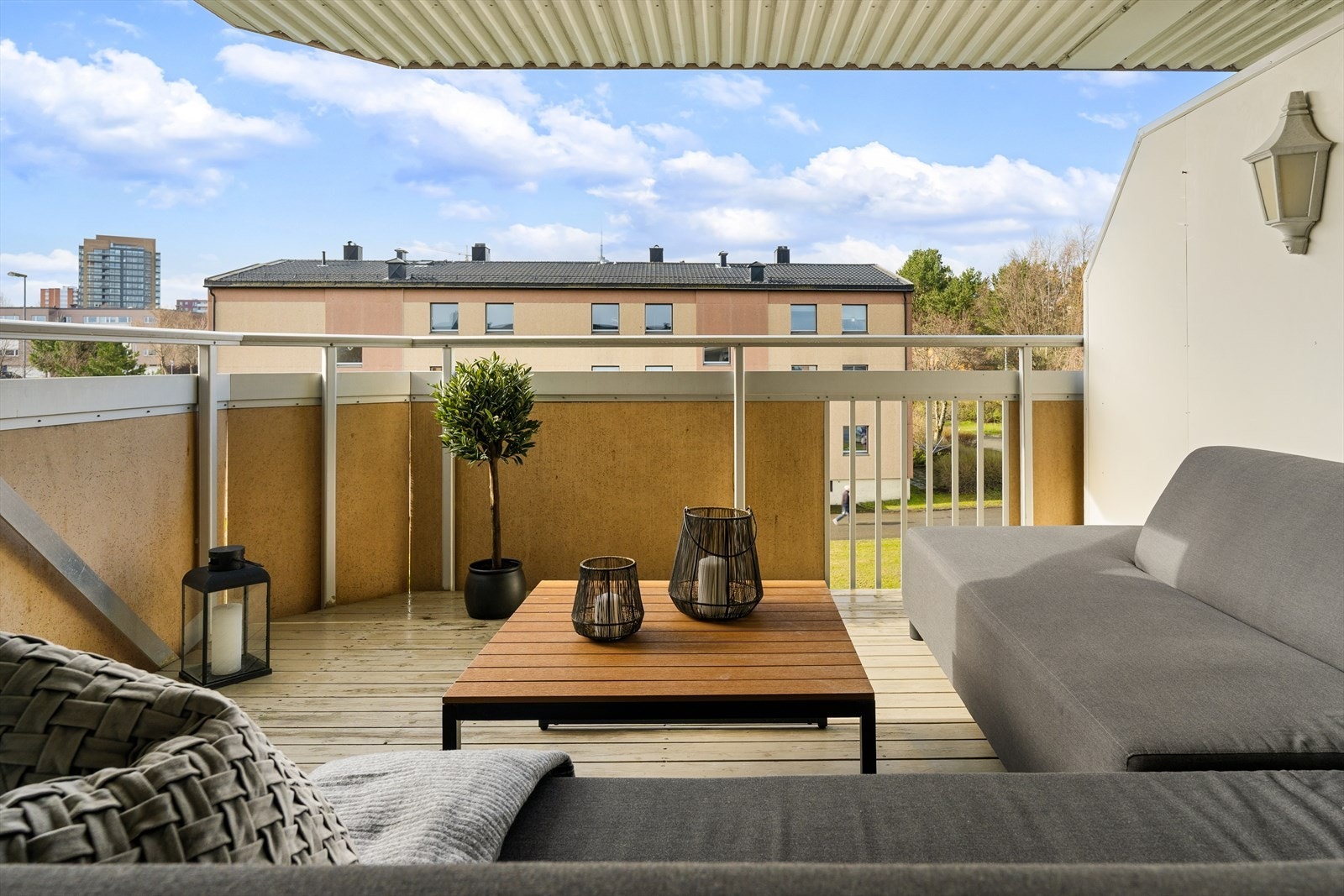 Balkongen er oppgradert med downlights og terrassevarmer som setter stemningen på sommerkveldene. Galleribilde