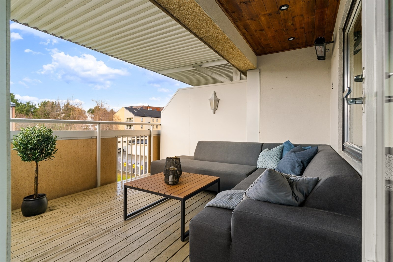 Fra stue har man utgang til en skjermet balkong på 10m². Balkongen ligger sørvest-vendt og har svært gode solforhold om sommeren (ca. 12-22) Galleribilde