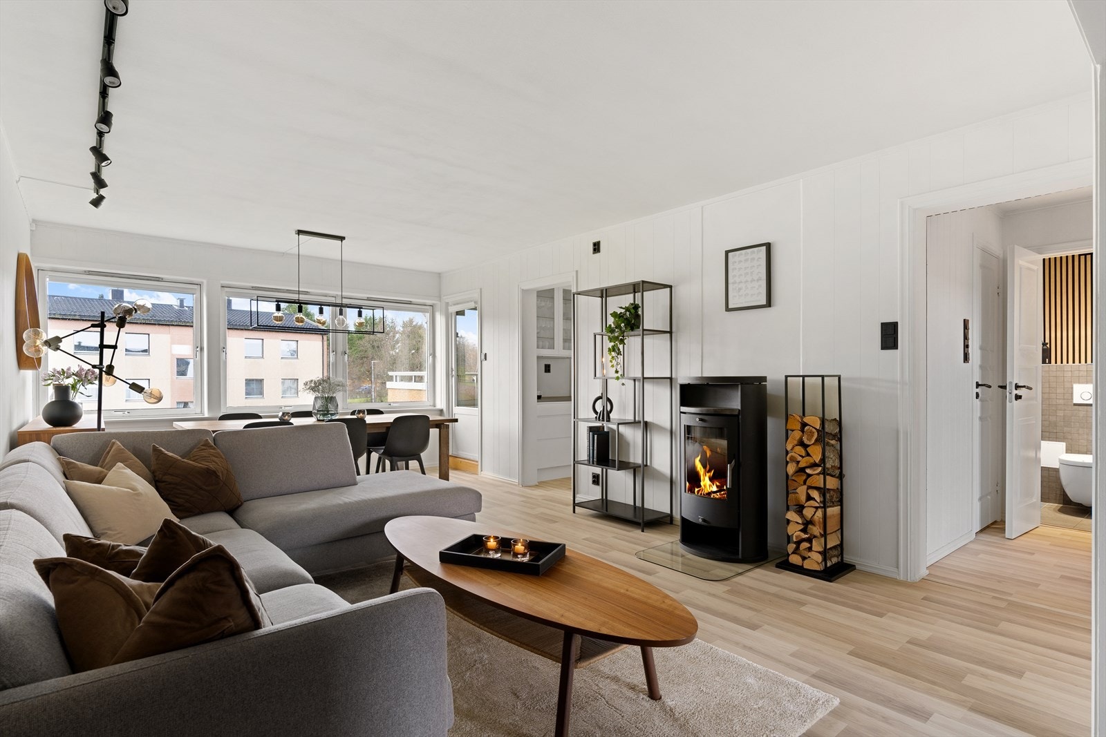 Velkommen til en flott 3-roms toppleilighet i Bromstad Borettslag! Galleribilde