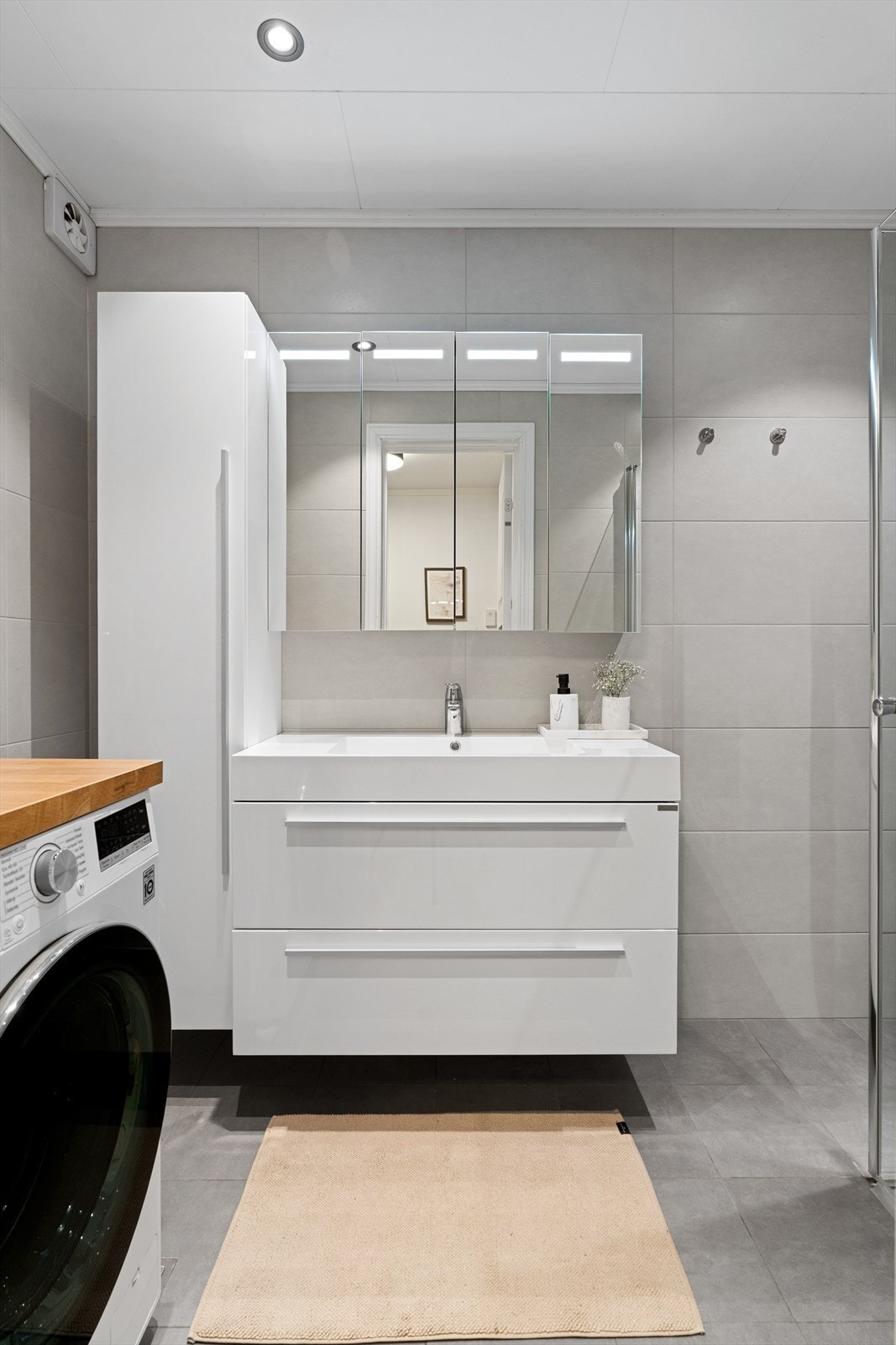 Badet er også utstyrt med opplegg for vaskemaskin. Lekker baderomsinnredning og høyskap for ekstra oppbevaring. Rommet har fått TG1 fra takstmann. Galleribilde