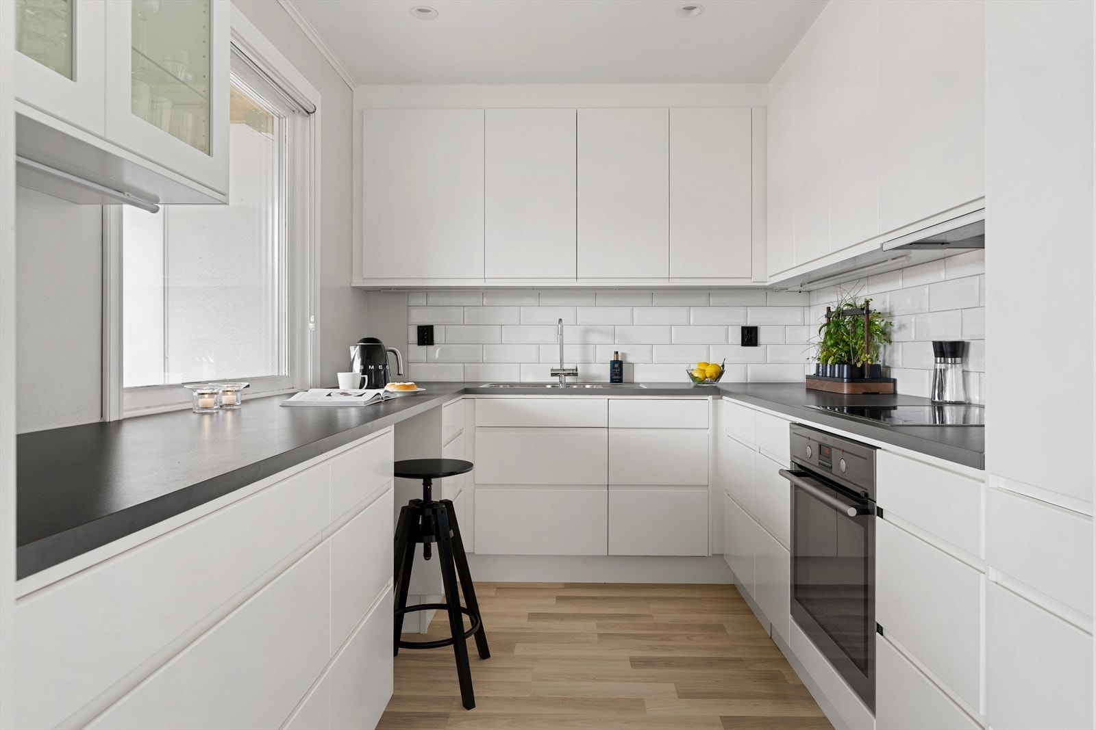 Fantastisk hjørnekjøkken med masse skap- og benkeplass. Lekre fronter i tidløst design. Integrerte hvitevarer medfølger i handelen. Galleribilde