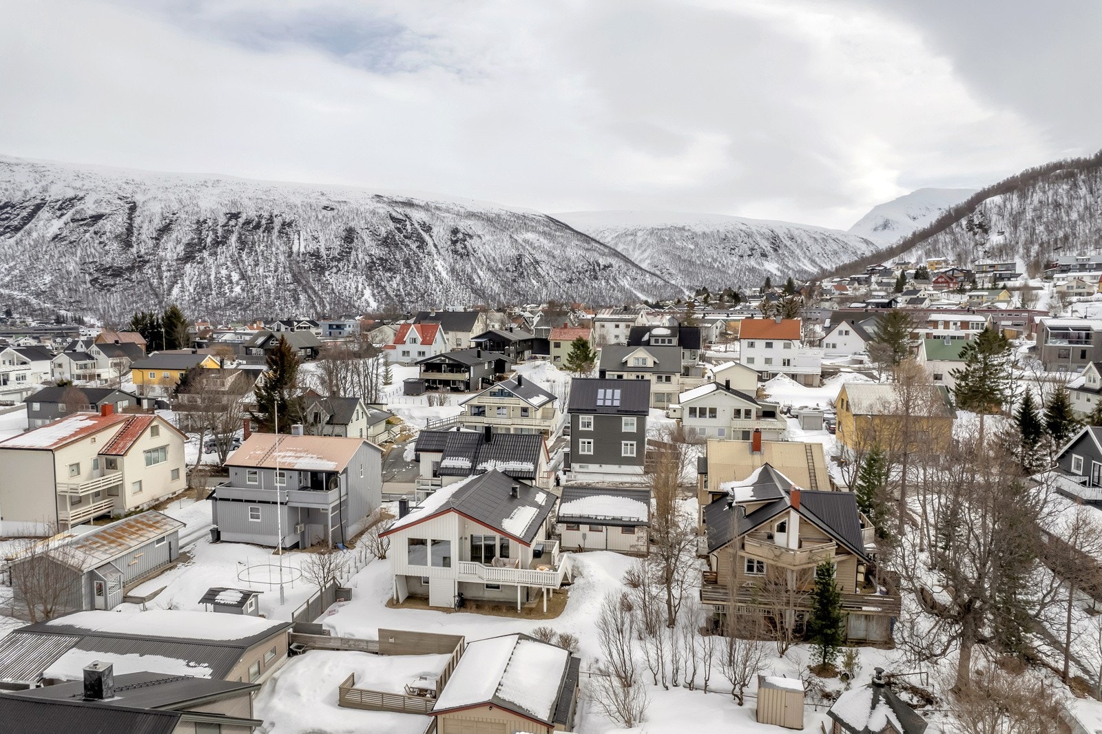 Fra Grøtsundvegen 13 er det gangavstand til de fleste fasiliteter og tilbud du nytter i hverdagen da finner skole, barnehage, handelspark m.m. i gangavstand Galleribilde
