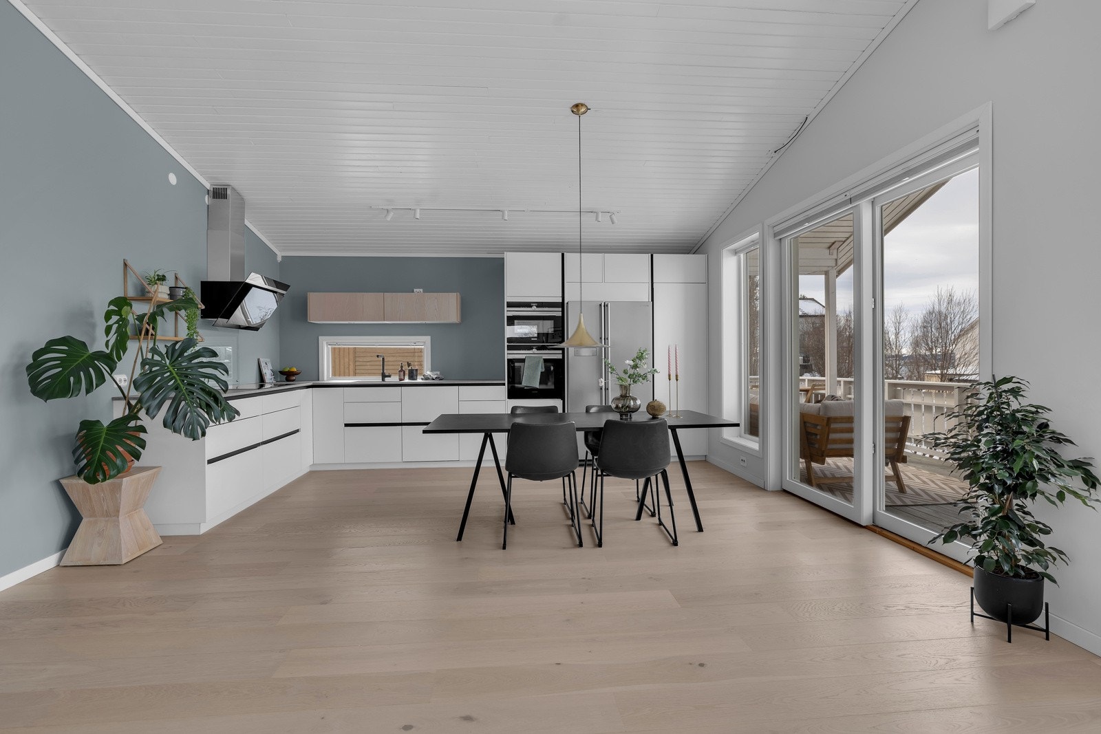 Tilbake i stua retter vi blikket mot det flotte kjøkkenet Galleribilde