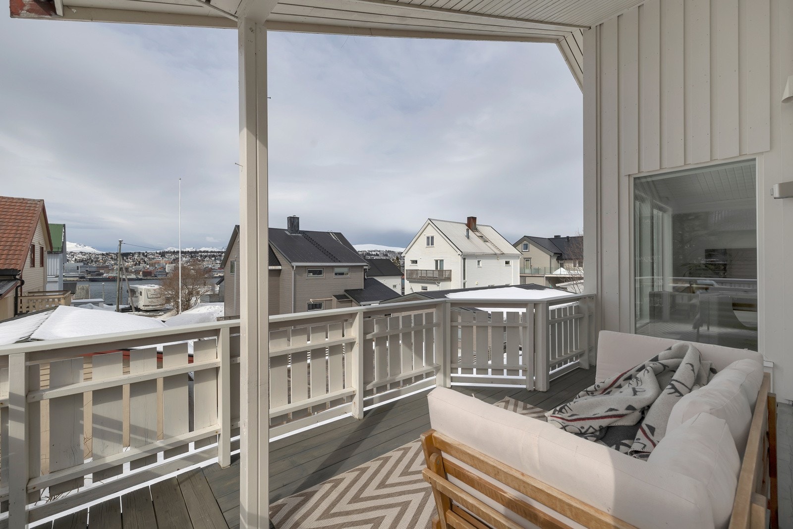 Eier har bygget ut deler av stua med denne flotte karnappen med store vindusflater Galleribilde