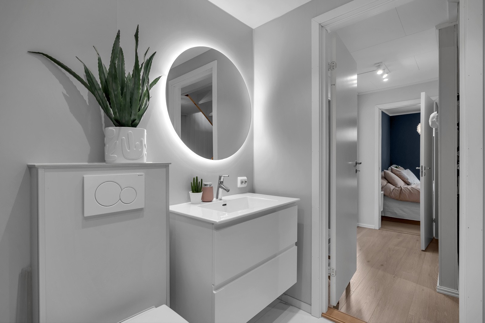 Badet i denne etasjen ble fornyet for få år siden og er virkelig lekkert Galleribilde