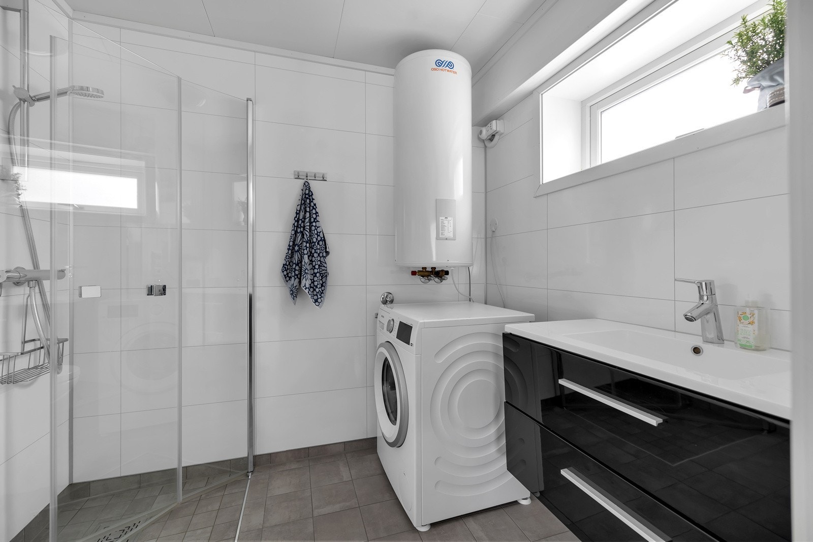 Fint bad med opplegg for vaskemaskin og tørketrommel Galleribilde