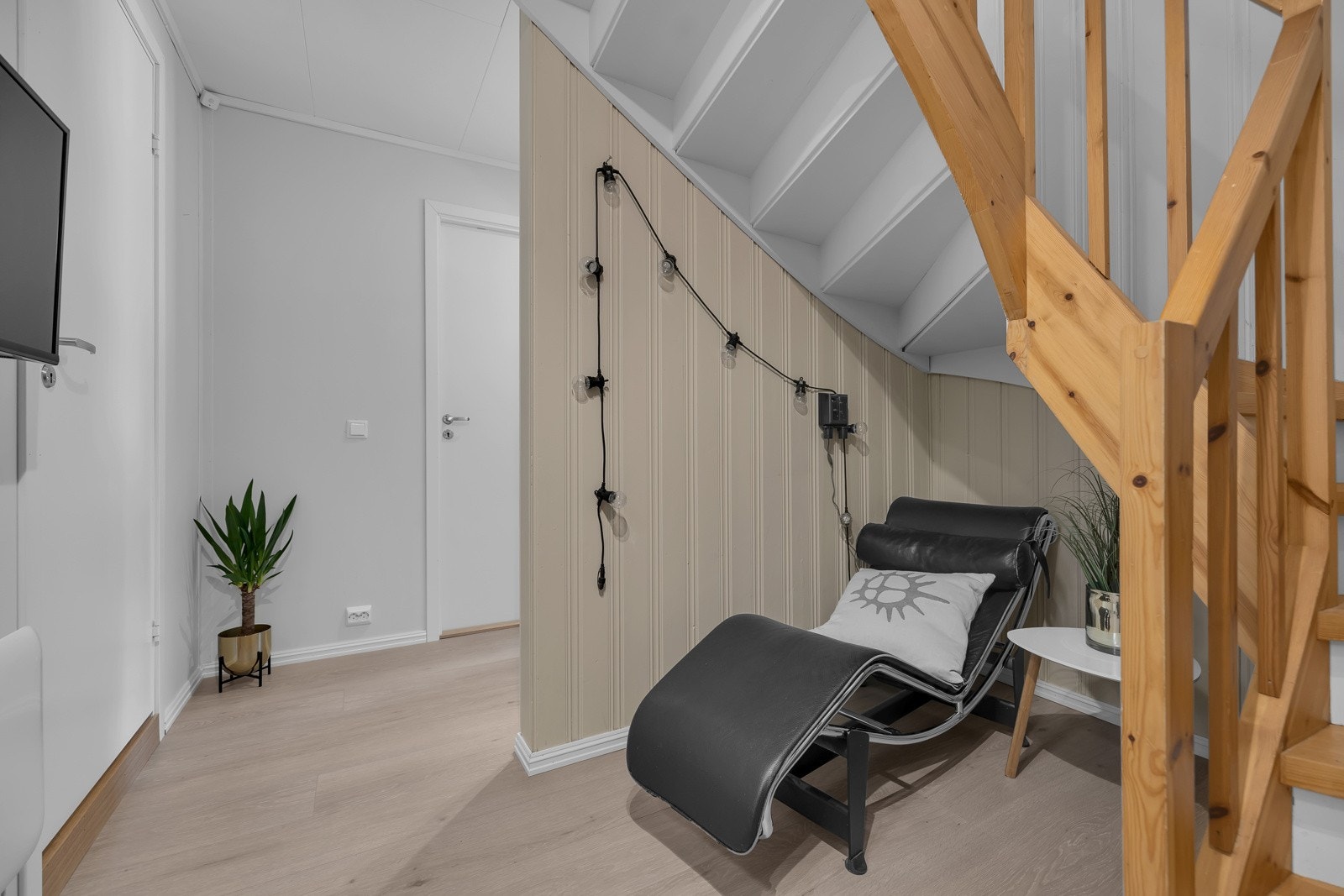 I boligens u. etasje finner vi et lekkert bad, vaskerom, bod og 2 soverom (i tillegg til utleiedel) Galleribilde