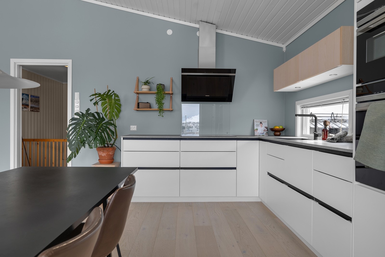 Moderne utrykk på innredning med skjulte gripelister Galleribilde