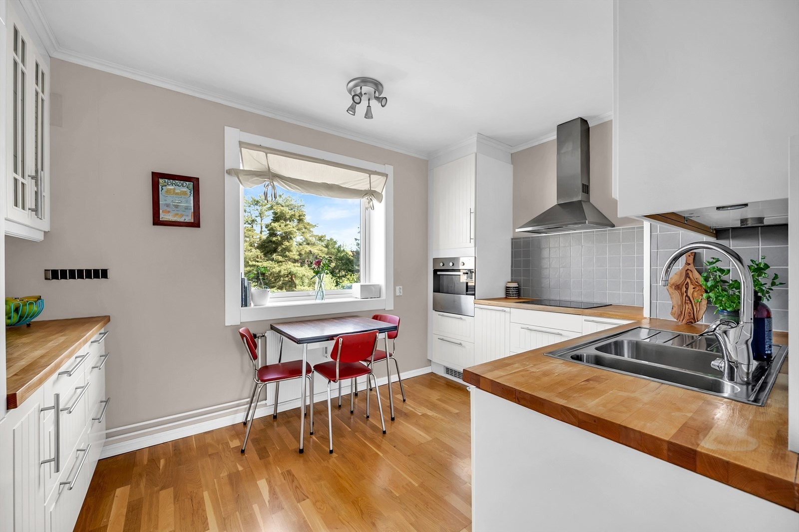 Separat, klassisk kjøkken med spiseplass. Galleribilde