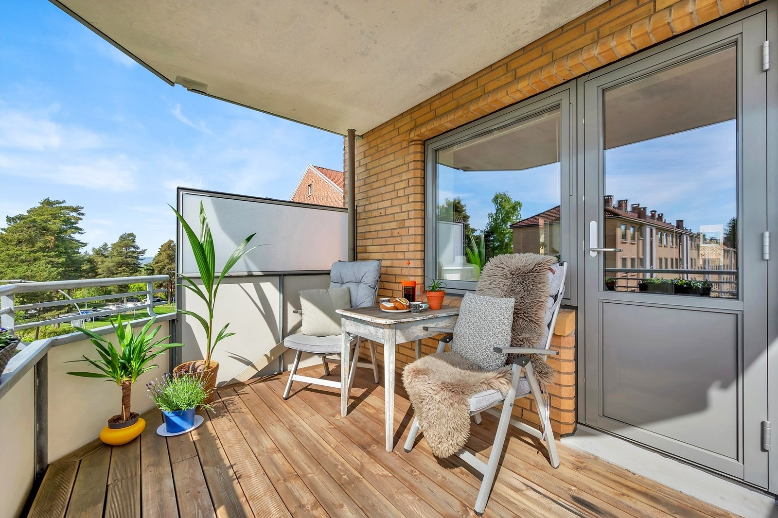 Fra stuen er det utgang til en sydvendt, overbygd balkong på 8 kvm. Galleribilde