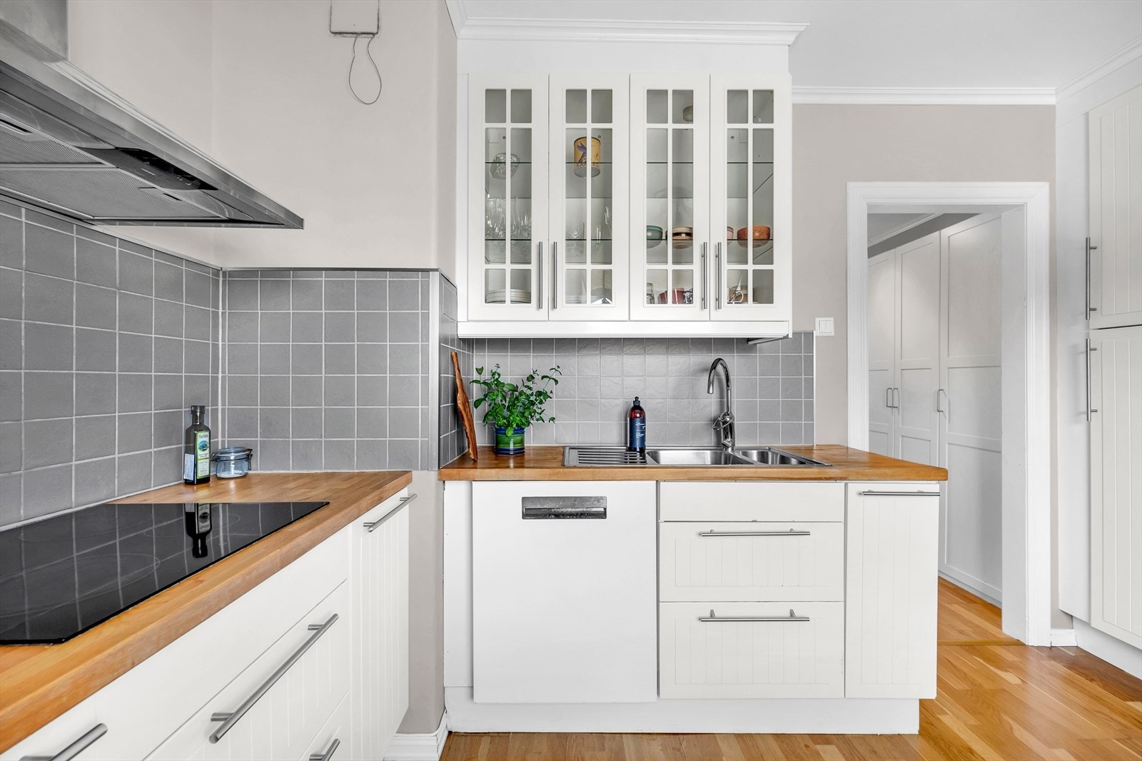 Hvitevarene er integrerte, og består av platetopp, stekeovn og kjøl/fryseskap. Kullfilterventilator over kokeplass. Galleribilde