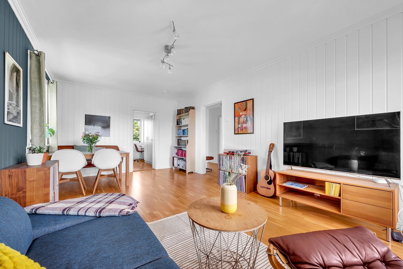 I stuen er det god plass til sofagruppe med tilhørende sofabord og tv-møblement. Galleribilde