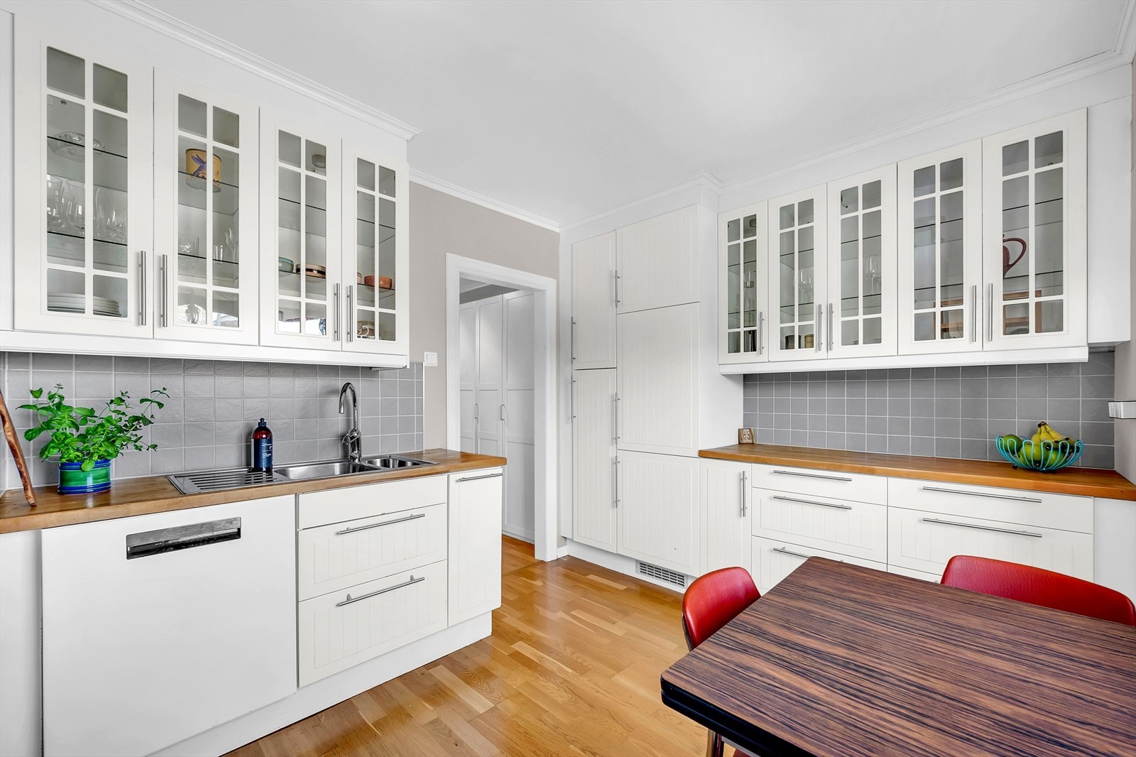 Kjøkkenet er svært arbeidsvennlig med god oppbevaringsplass i skuffer og skap samt god plass til matlaging. Galleribilde