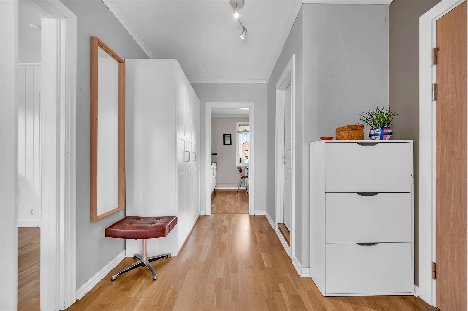 Velkommen inn! Den praktiske gangen sikrer god flyt mellom alle rom. Galleribilde