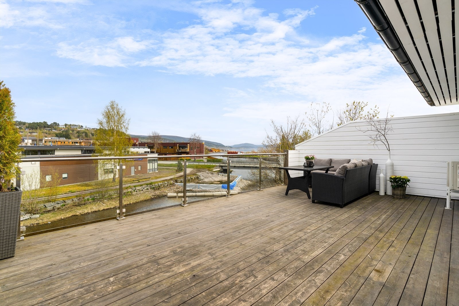 Fra verandaen kan man nyte både morgensolen og kveldssolen. Galleribilde