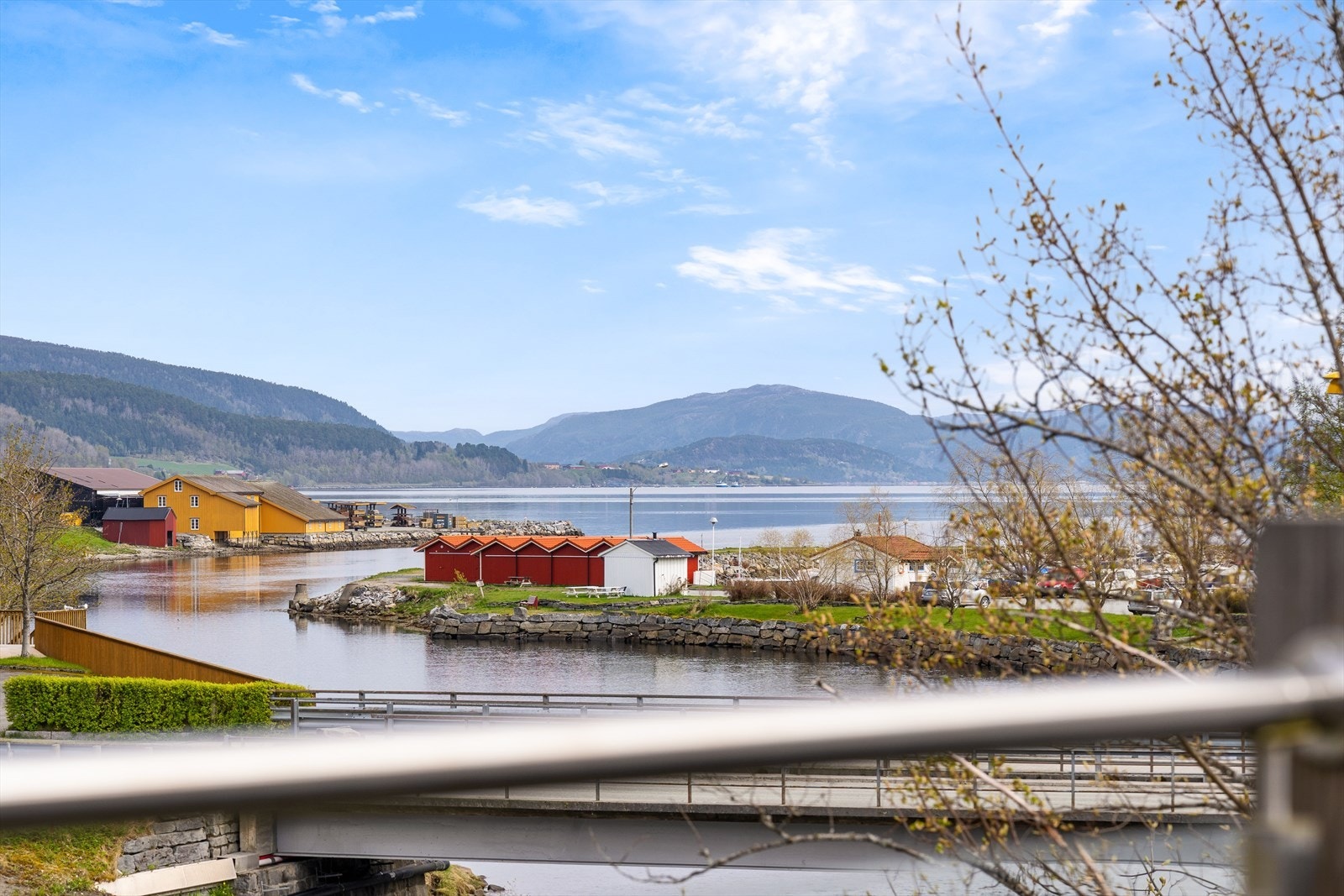 Flott utsikt mot fjorden fra terrassen. Galleribilde