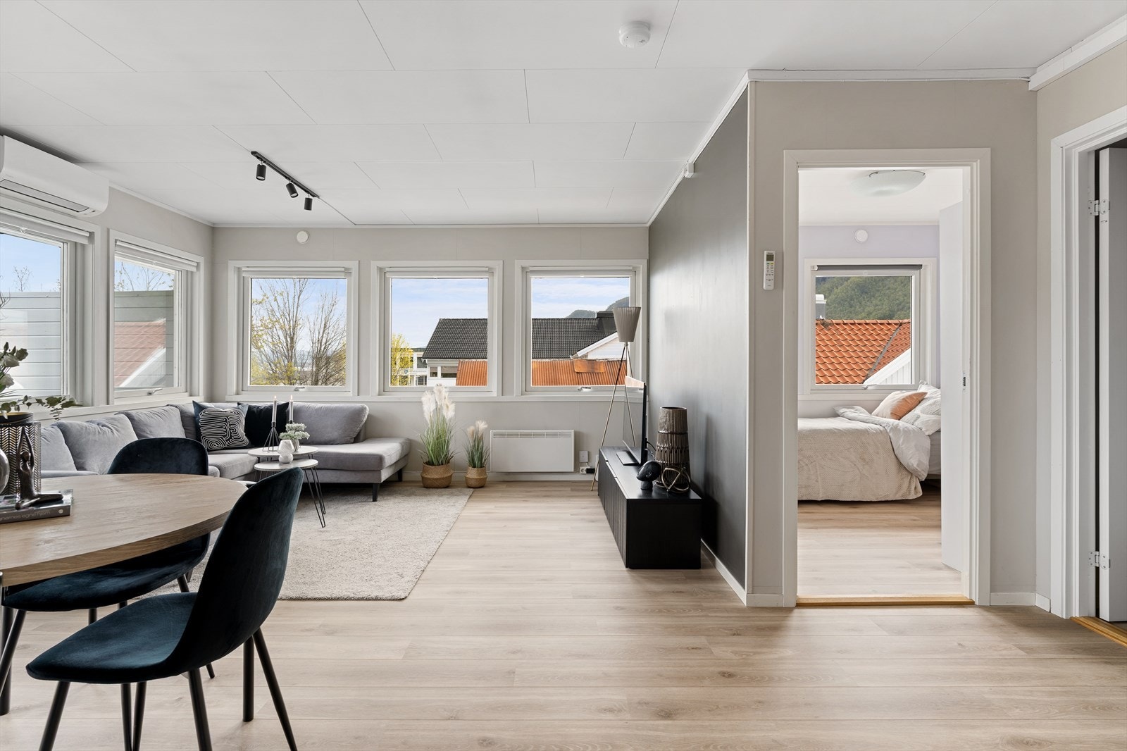 Store vindusflater gir leiligheten rikelig med lysinnslipp og en luftig atmosfære. Galleribilde