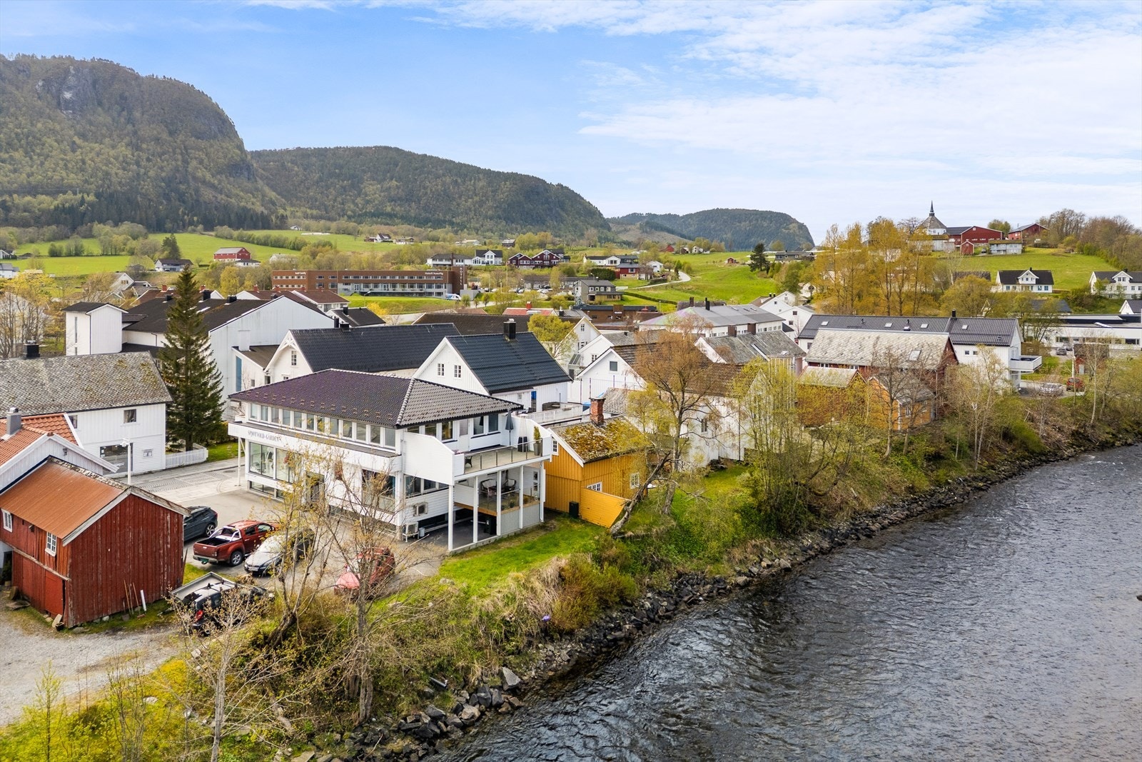 Leiligheten har en svært sentral beliggenhet midt i Kyrksæterøra sentrum. Galleribilde