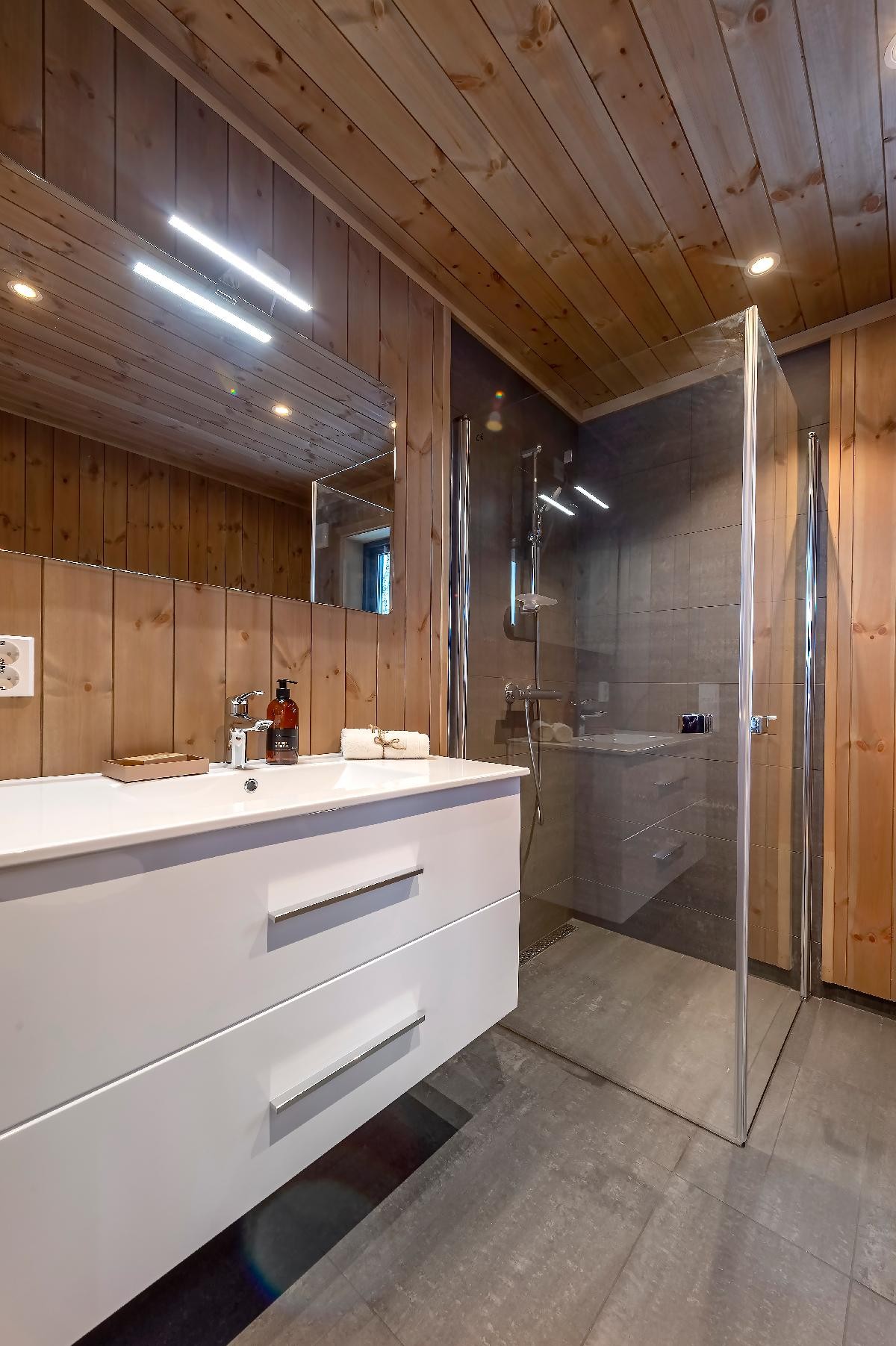 Standard baderomsinnredning, unidrain slukrenne og 30x60 fliser. Galleribilde