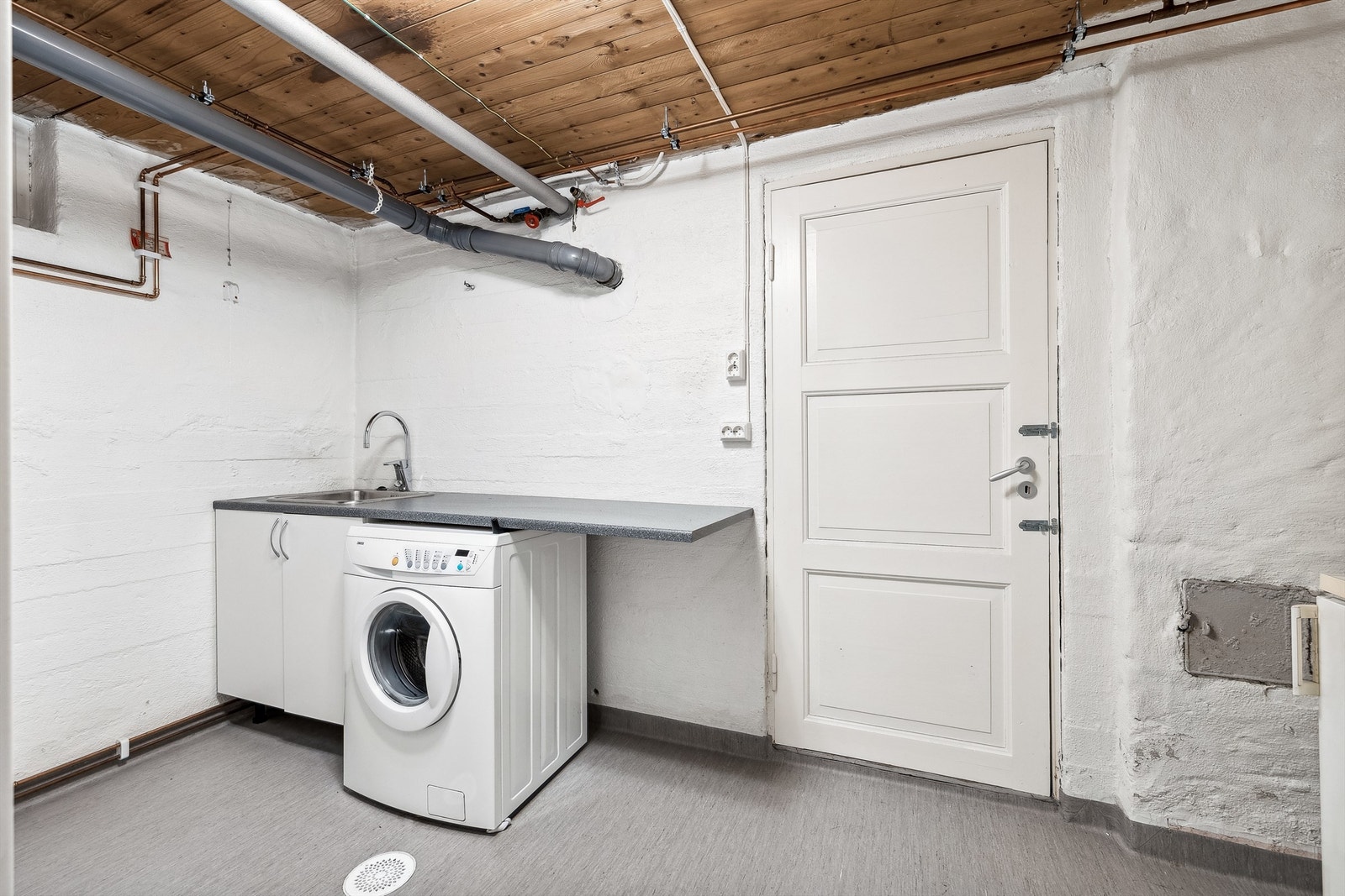 Vaskerom i kjeller . Denne boligen har eget sluk. Galleribilde