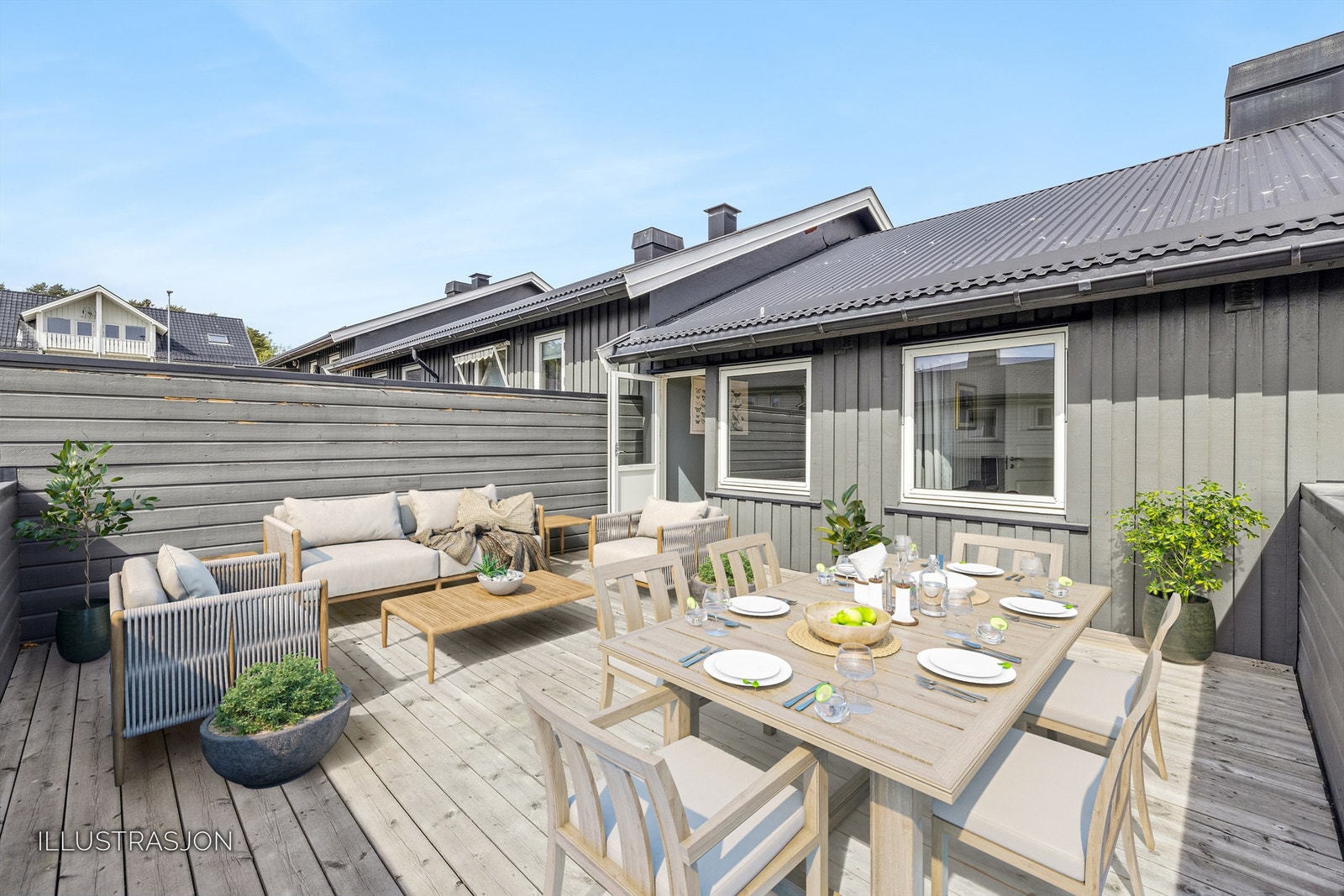 Smykket i boligen er denne nydelige takterassen. Her kan man diske opp med et godt festmåltid for venner om man vil. Eller bare nyte late sommerdager i ro og fred. Galleribilde