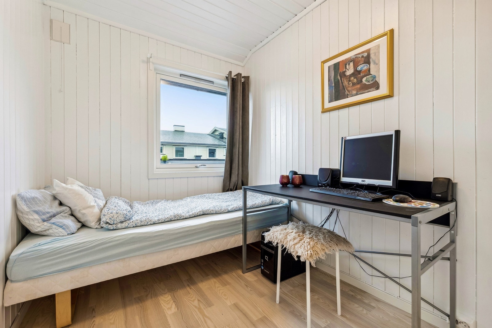 Soverom 2 er noe mindre, men har god plass til en enkel seng og noe møblement ellers. Vinduet har utsikt mot den flotte takterassen. Galleribilde