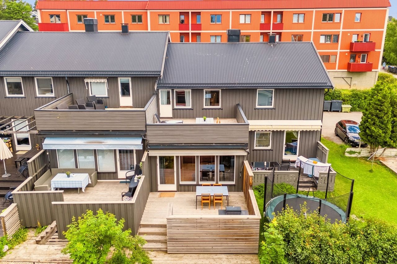 Solrike terrasser i begge etasjer Galleribilde