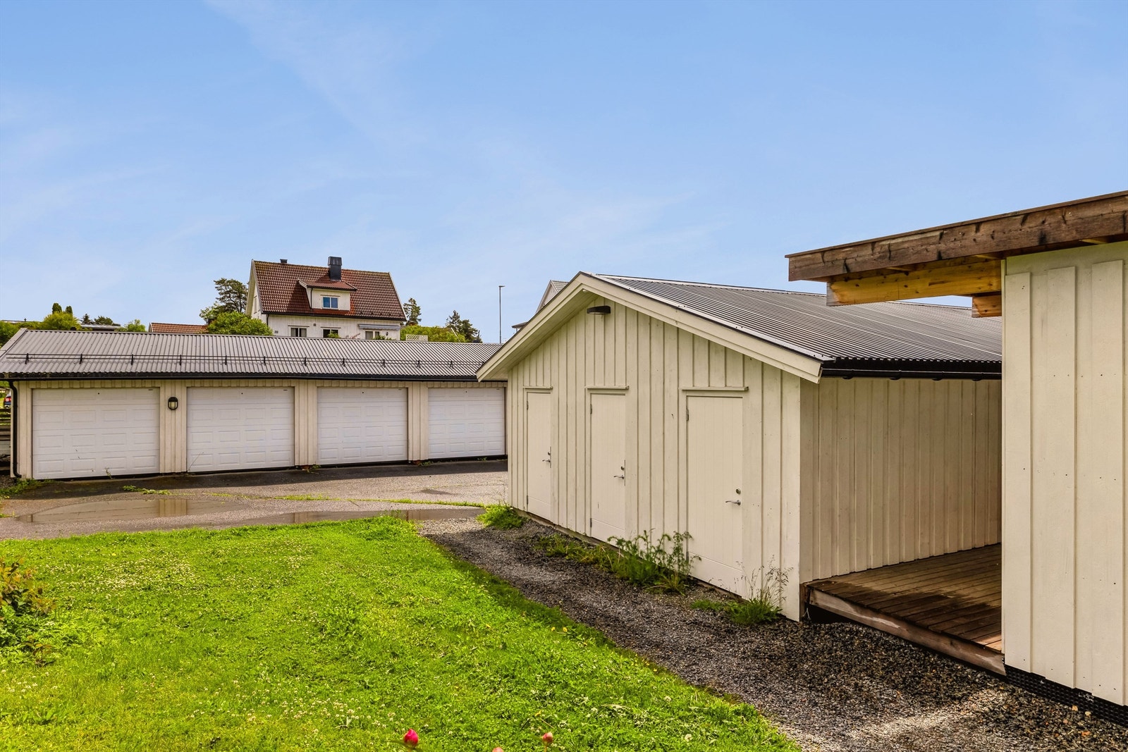 Boligen disponerer også en romslig bod samt en garasjeplass i garasjeanlegg. Her er det opplegg for el-billader. Galleribilde