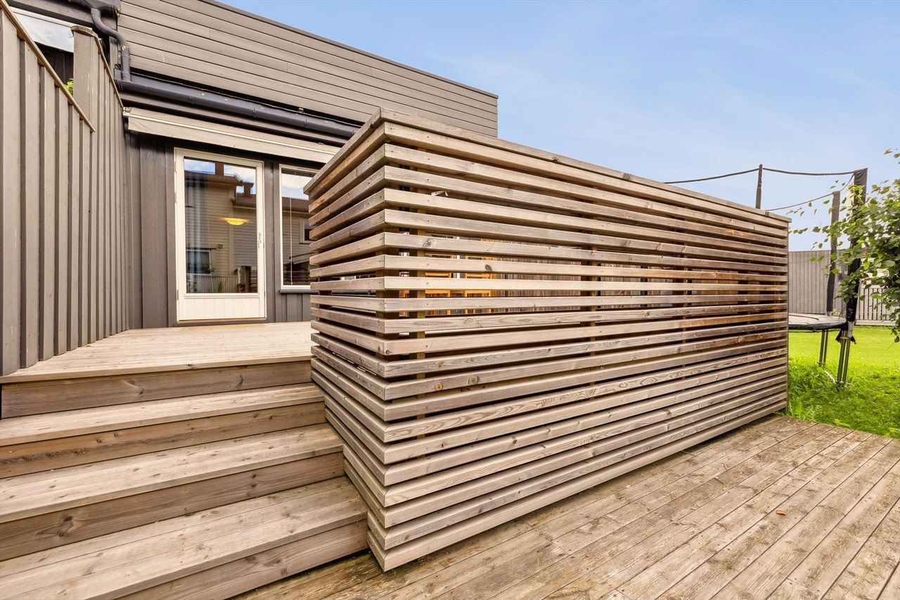 Fin terrasse, med en ekstra platting nedenfor. Galleribilde